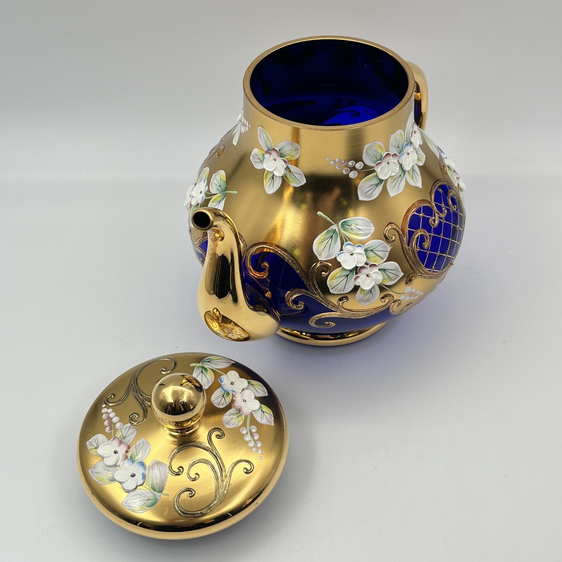 Чайник насыщенно-синего оттенка, украшенный лепным декором в виде цветов, стекло, золочение, роспись, налепы, Чехословакия, 1970-1990 гг.