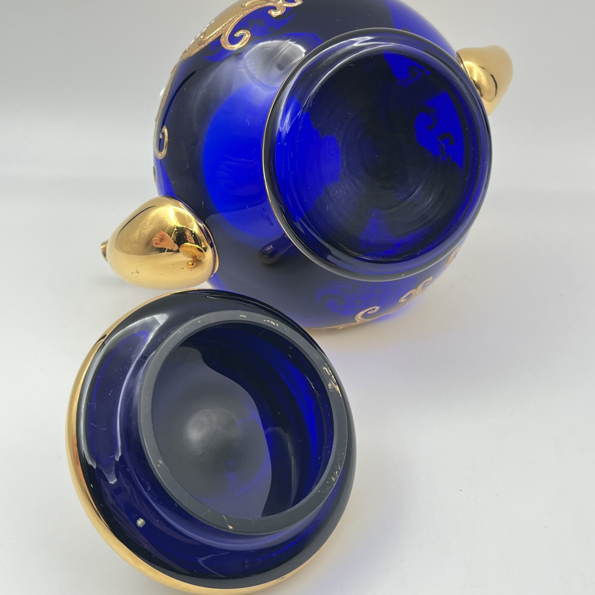 Чайник насыщенно-синего оттенка, украшенный лепным декором в виде цветов, стекло, золочение, роспись, налепы, Чехословакия, 1970-1990 гг.