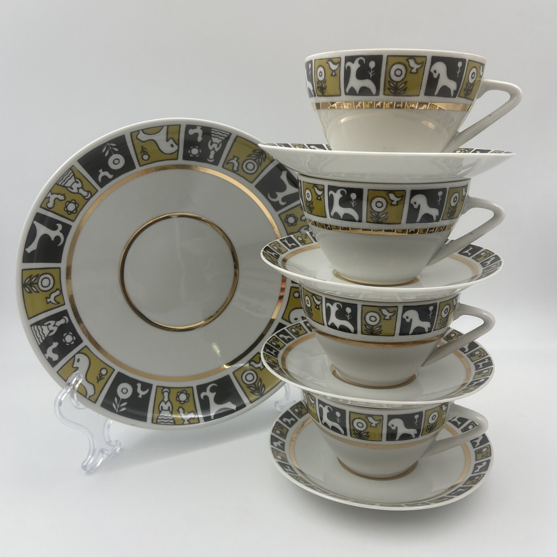 Набор "Степной" на 4 персоны (4 чайные пары и конфетница), автор формы "Утро" В.Л. Семенов, автор рисунка Н.М. Павлова, фарфор, крытье, деколь, Ленинградский фарфоровый завод (ЛФЗ), СССР, 1970-1986 гг.