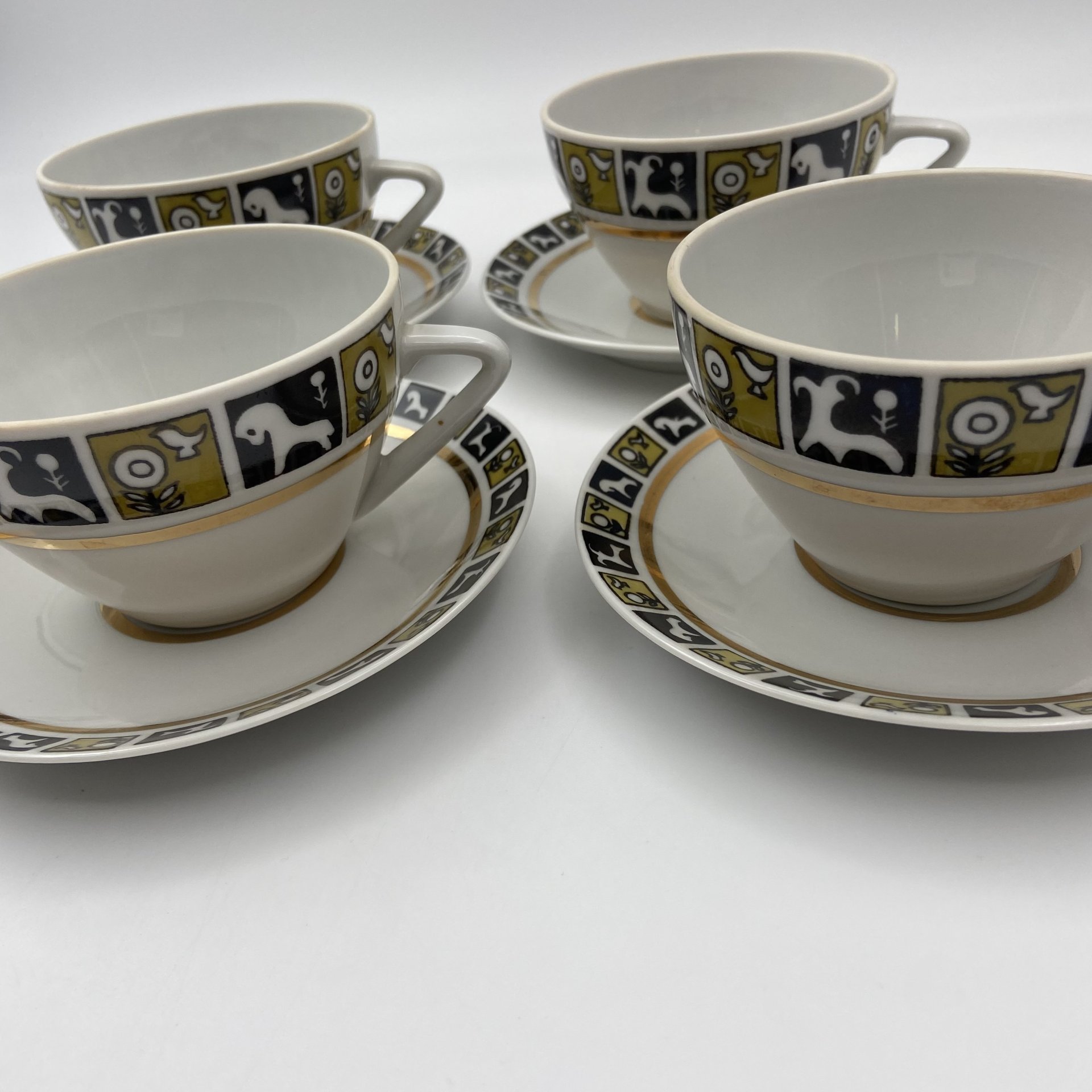 Набор "Степной" на 4 персоны (4 чайные пары и конфетница), автор формы "Утро" В.Л. Семенов, автор рисунка Н.М. Павлова, фарфор, крытье, деколь, Ленинградский фарфоровый завод (ЛФЗ), СССР, 1970-1986 гг.