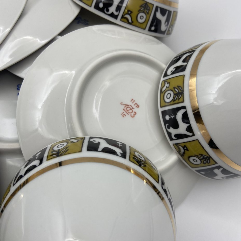 Набор "Степной" на 4 персоны (4 чайные пары и конфетница), автор формы "Утро" В.Л. Семенов, автор рисунка Н.М. Павлова, фарфор, крытье, деколь, Ленинградский фарфоровый завод (ЛФЗ), СССР, 1970-1986 гг.