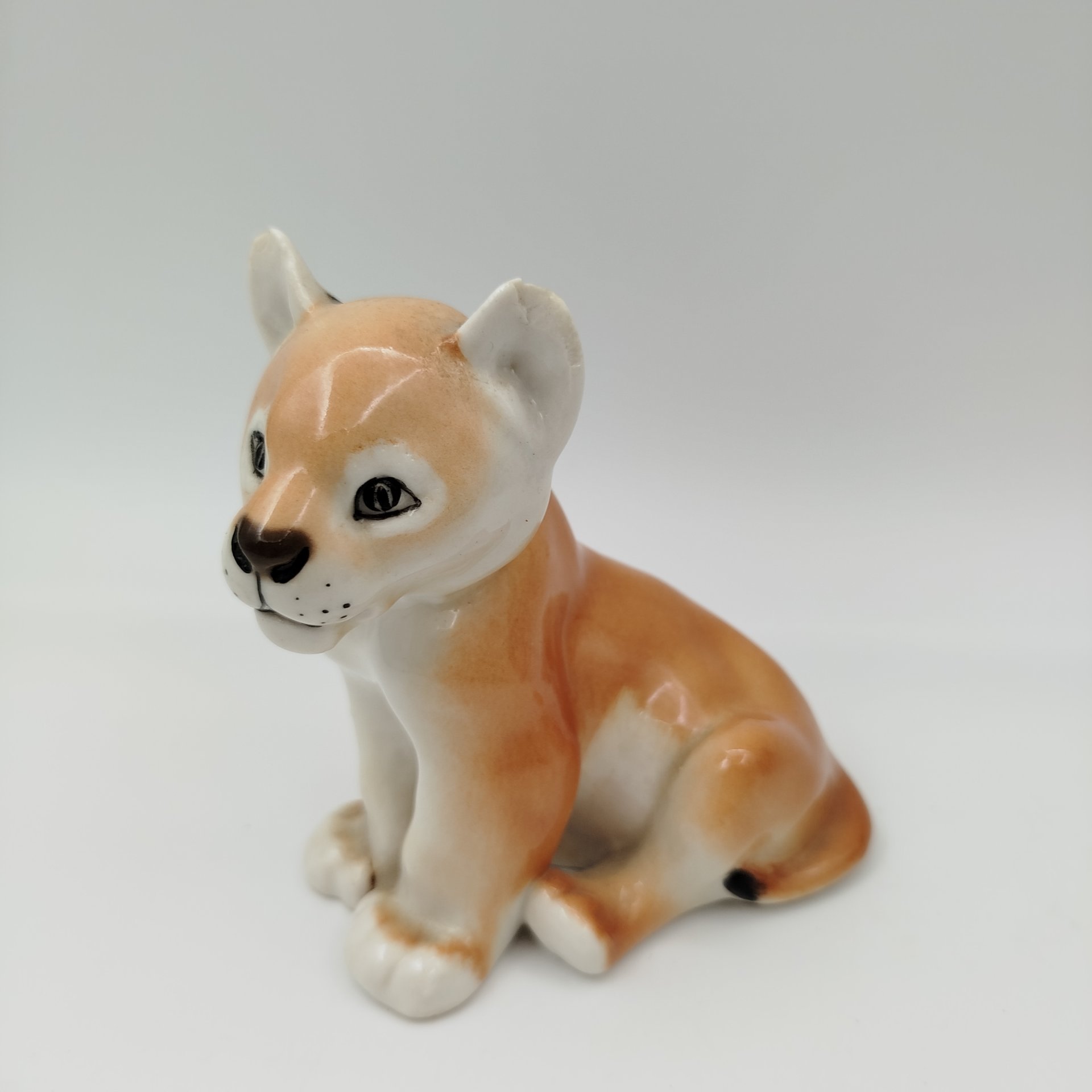 Статуэтка "Львенок сидящий", скульптор Воробьев Б.Я., фарфор, роспись, Ленинградский фарфоровый завод (ЛФЗ), СССР, 1970-1990 гг.