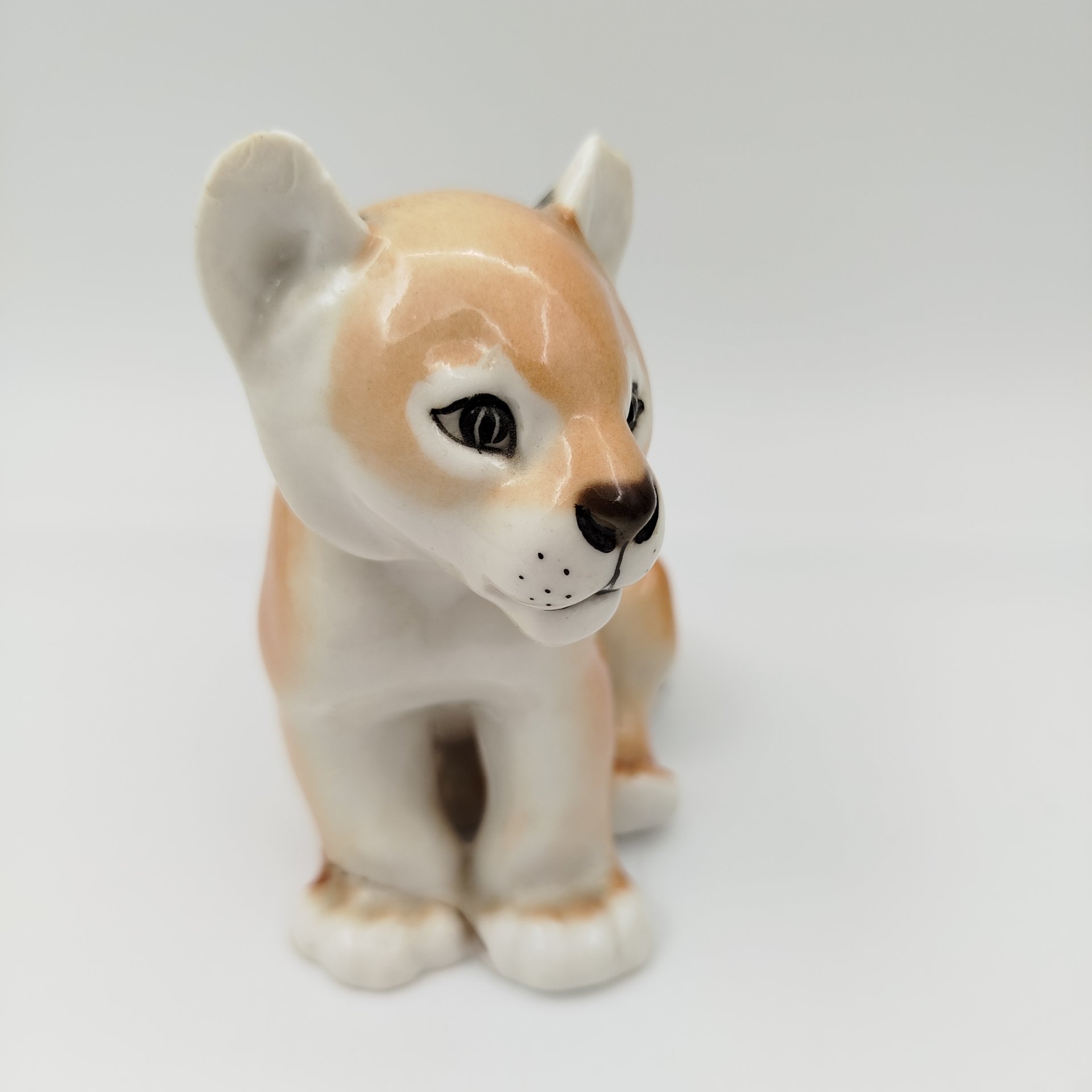 Статуэтка "Львенок сидящий", скульптор Воробьев Б.Я., фарфор, роспись, Ленинградский фарфоровый завод (ЛФЗ), СССР, 1970-1990 гг.