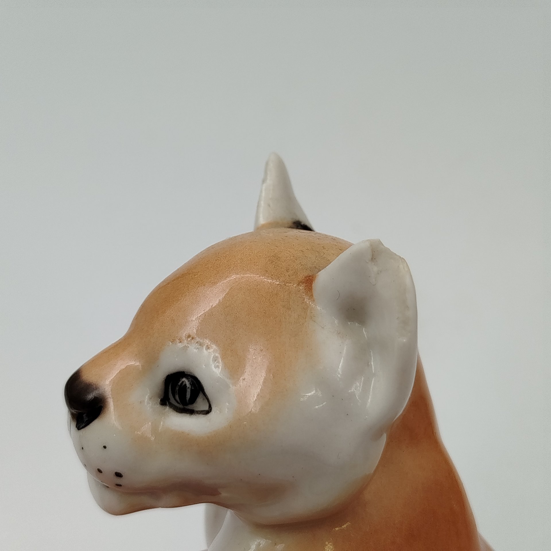 Статуэтка "Львенок сидящий", скульптор Воробьев Б.Я., фарфор, роспись, Ленинградский фарфоровый завод (ЛФЗ), СССР, 1970-1990 гг.