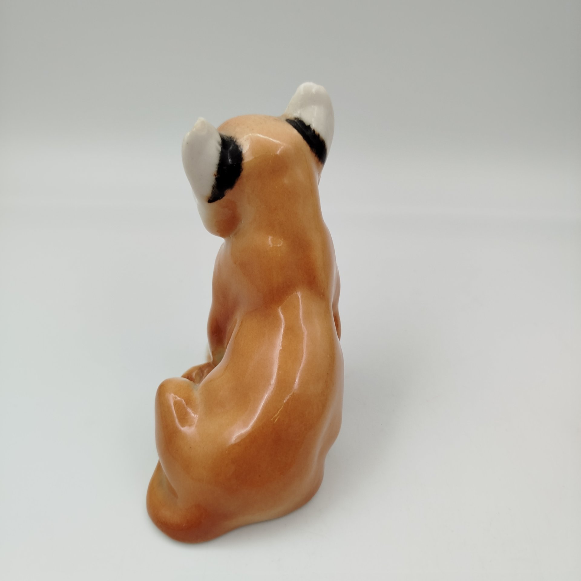 Статуэтка "Львенок сидящий", скульптор Воробьев Б.Я., фарфор, роспись, Ленинградский фарфоровый завод (ЛФЗ), СССР, 1970-1990 гг.