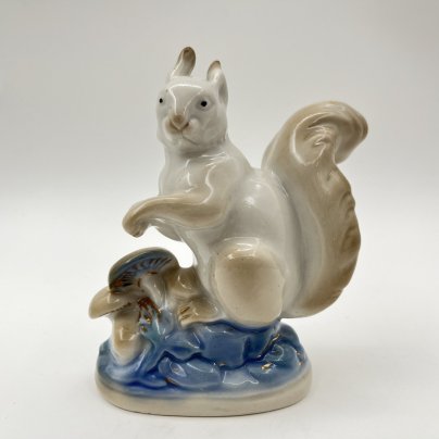 Статуэтка "Белка",  скульптор Н. И. Бессарабова, фарфор, роспись, золочение, Турыгинский фарфоровый завод артели «Художественная керамика» (Гжель), СССР, 1950-1960 гг.
