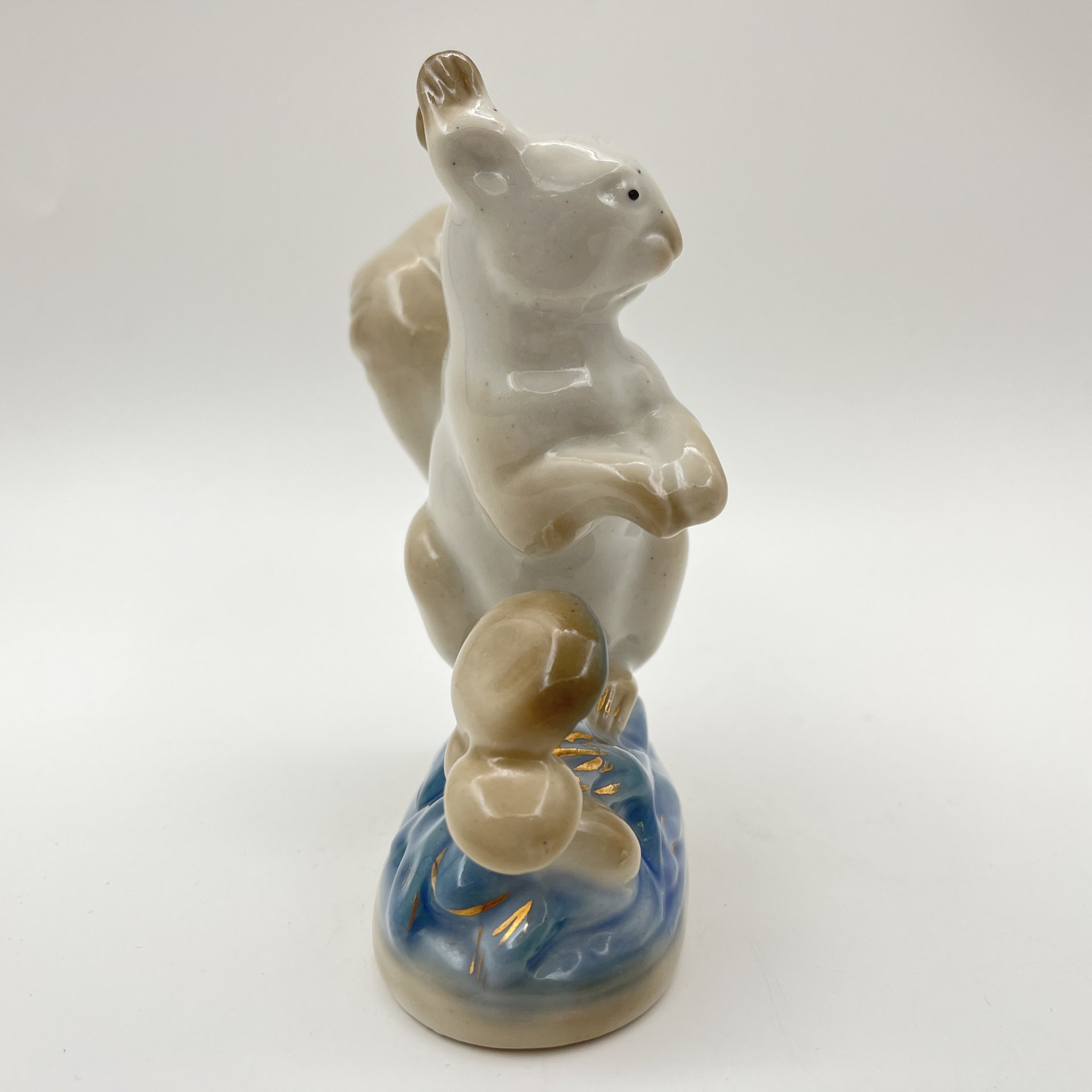 Статуэтка "Белка",  скульптор Н. И. Бессарабова, фарфор, роспись, золочение, Турыгинский фарфоровый завод артели «Художественная керамика» (Гжель), СССР, 1950-1960 гг.