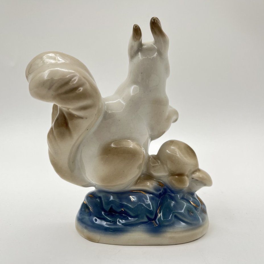 Статуэтка "Белка",  скульптор Н. И. Бессарабова, фарфор, роспись, золочение, Турыгинский фарфоровый завод артели «Художественная керамика» (Гжель), СССР, 1950-1960 гг.