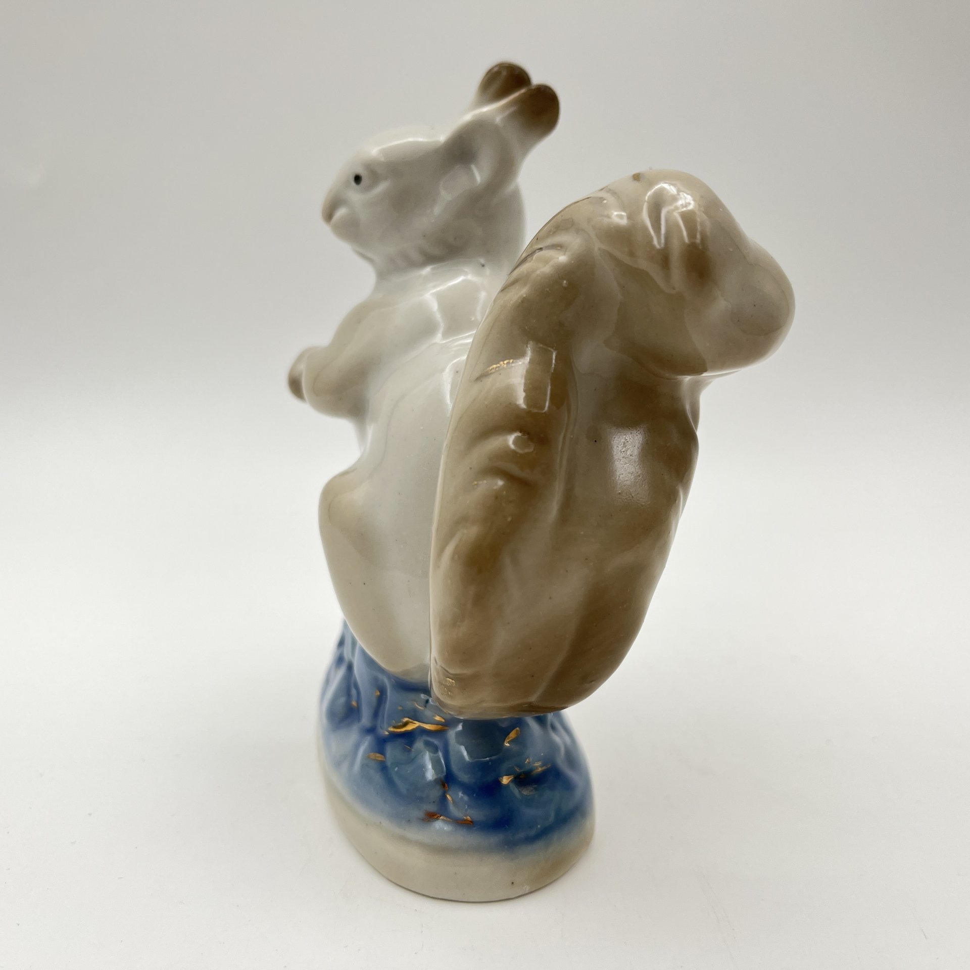 Статуэтка "Белка",  скульптор Н. И. Бессарабова, фарфор, роспись, золочение, Турыгинский фарфоровый завод артели «Художественная керамика» (Гжель), СССР, 1950-1960 гг.