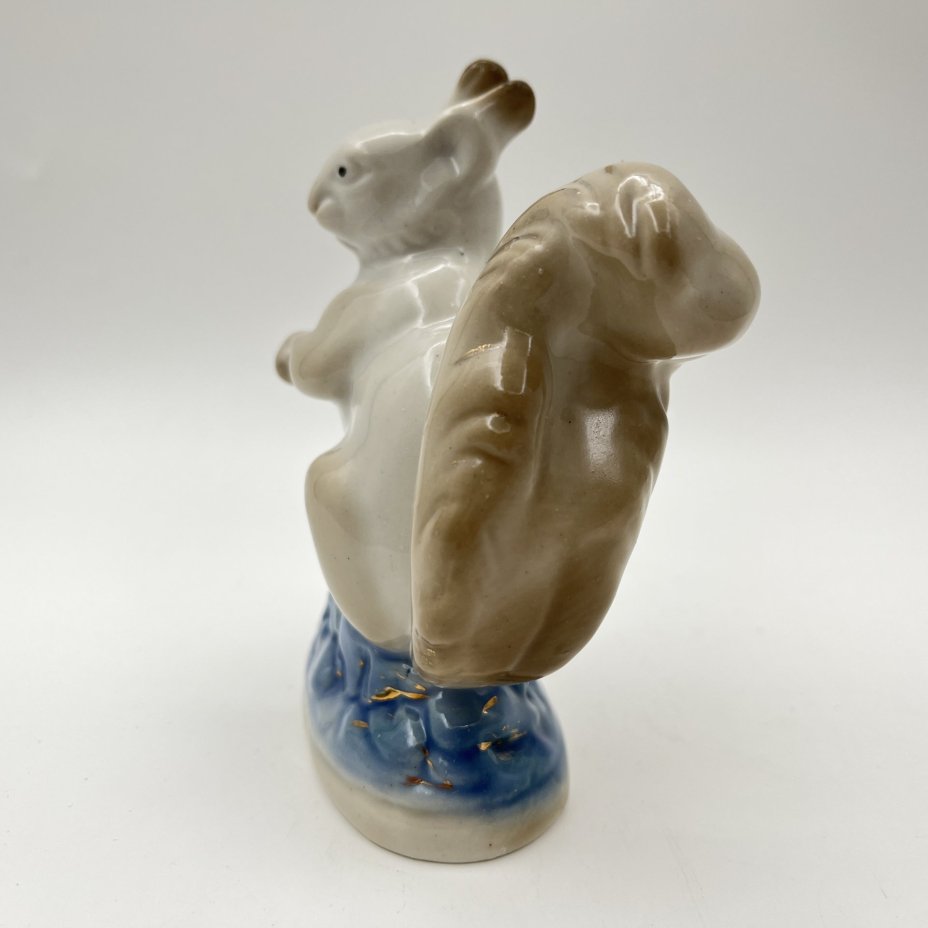 Статуэтка "Белка",  скульптор Н. И. Бессарабова, фарфор, роспись, золочение, Турыгинский фарфоровый завод артели «Художественная керамика» (Гжель), СССР, 1950-1960 гг.