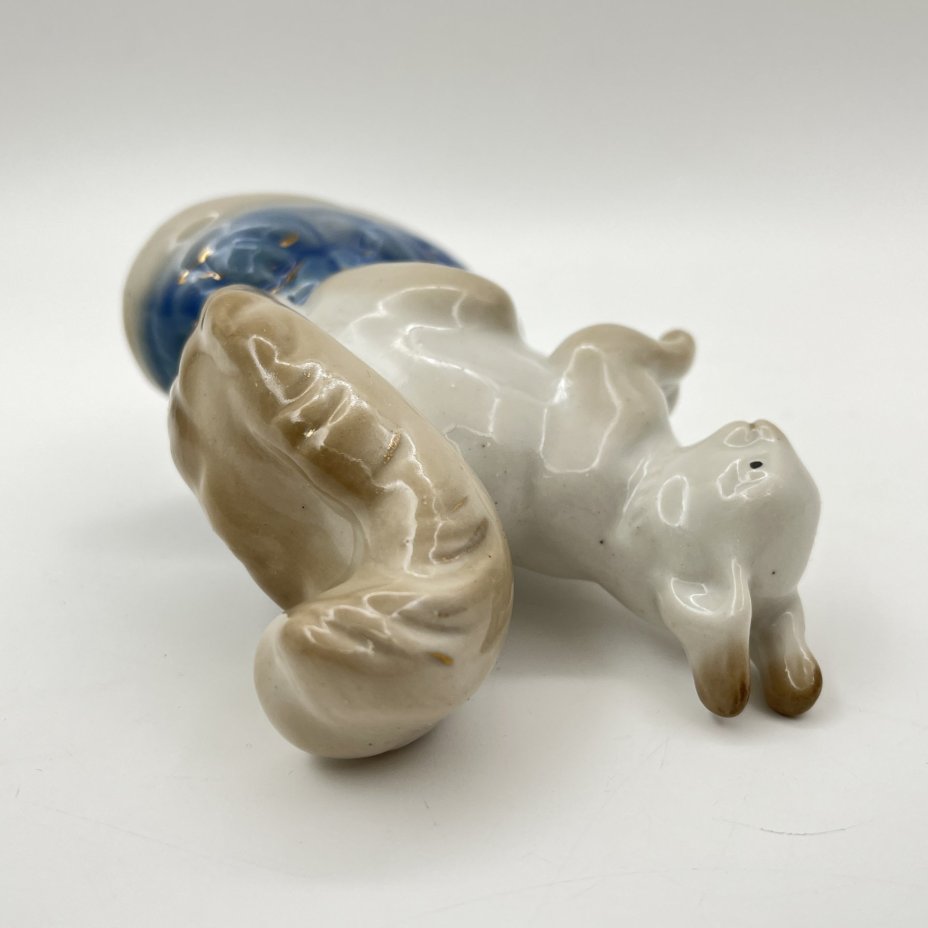 Статуэтка "Белка",  скульптор Н. И. Бессарабова, фарфор, роспись, золочение, Турыгинский фарфоровый завод артели «Художественная керамика» (Гжель), СССР, 1950-1960 гг.