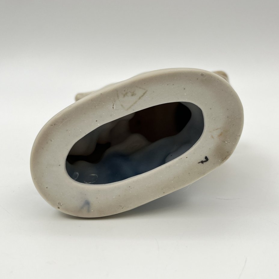 Статуэтка "Белка",  скульптор Н. И. Бессарабова, фарфор, роспись, золочение, Турыгинский фарфоровый завод артели «Художественная керамика» (Гжель), СССР, 1950-1960 гг.