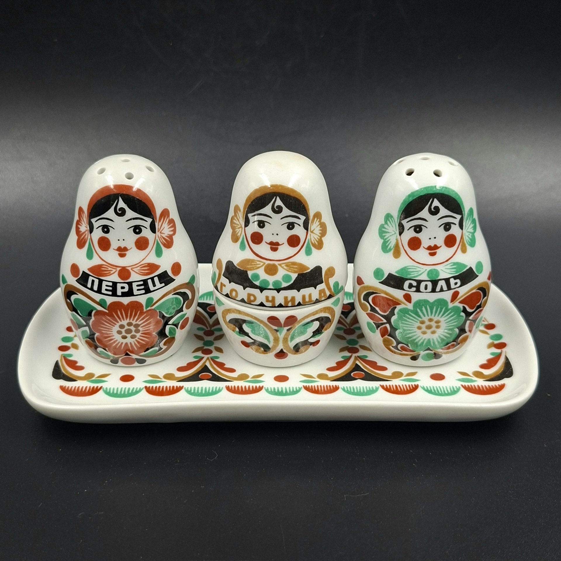 Набор для специй "Матрёшки" на подносе (перечница, солонка, горчичница), фарфор, деколь, Дмитровский фарфоровый завод (ДФЗ Вербилки), СССР, 1965-1991 гг.