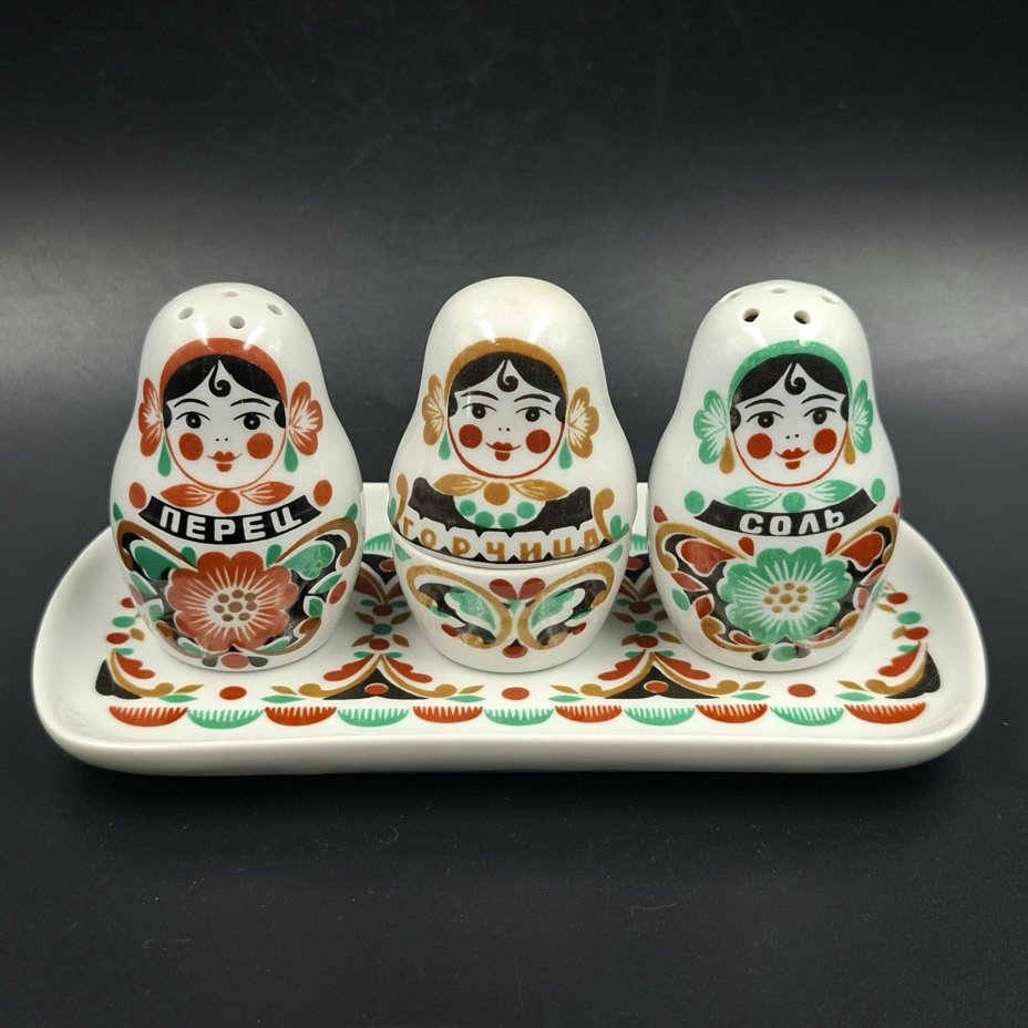 Набор для специй "Матрёшки" на подносе (перечница, солонка, горчичница), фарфор, деколь, Дмитровский фарфоровый завод (ДФЗ Вербилки), СССР, 1965-1991 гг.