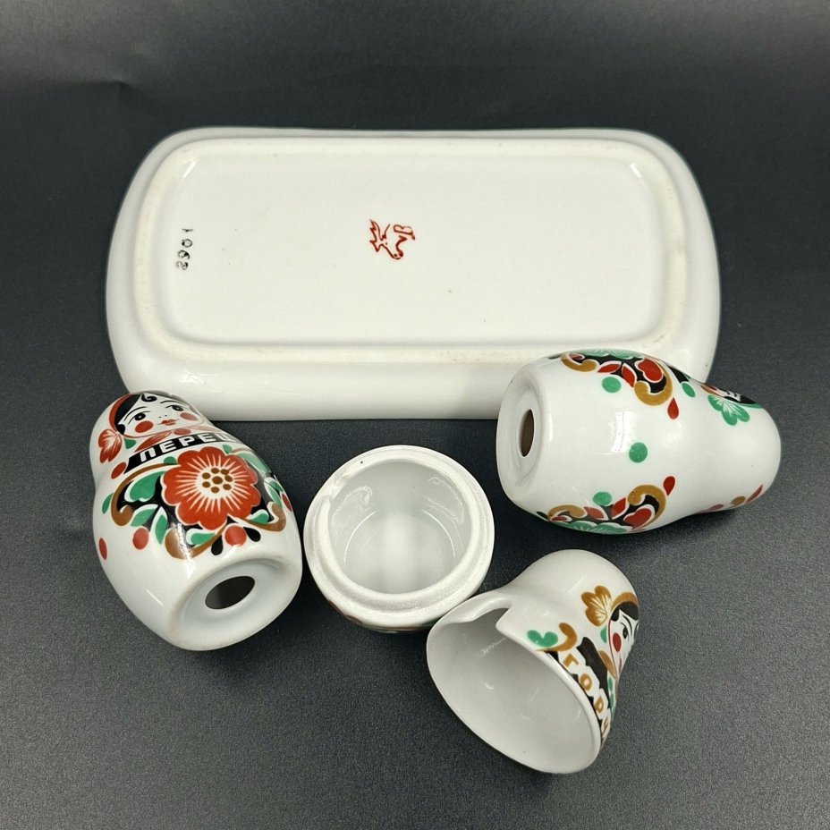 Набор для специй "Матрёшки" на подносе (перечница, солонка, горчичница), фарфор, деколь, Дмитровский фарфоровый завод (ДФЗ Вербилки), СССР, 1965-1991 гг.
