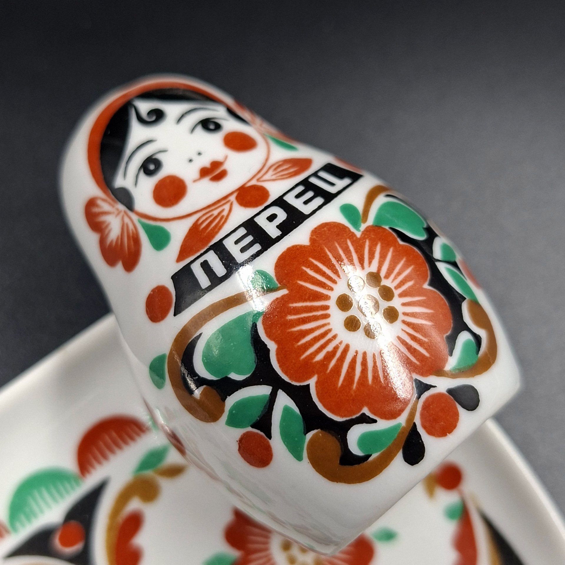 Набор для специй "Матрёшки" на подносе (перечница, солонка, горчичница), фарфор, деколь, Дмитровский фарфоровый завод (ДФЗ Вербилки), СССР, 1965-1991 гг.