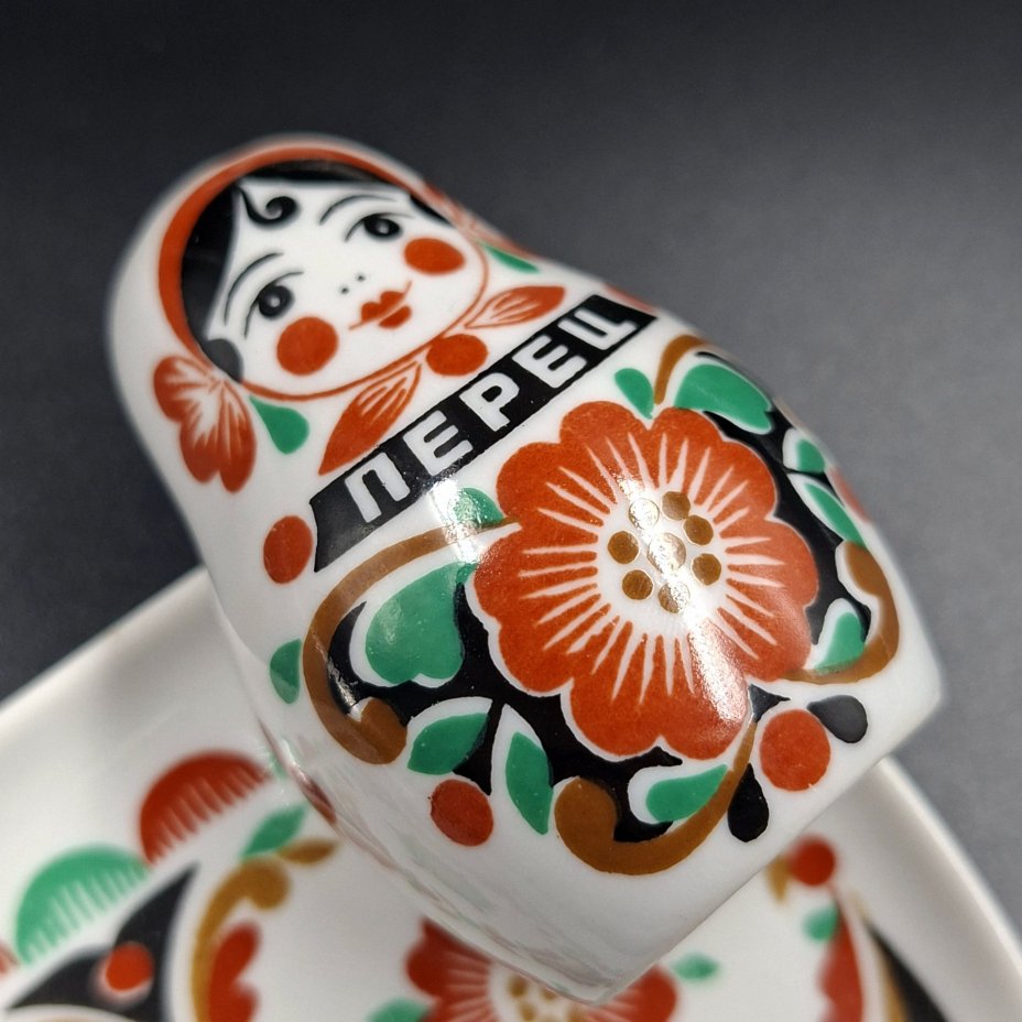 Набор для специй "Матрёшки" на подносе (перечница, солонка, горчичница), фарфор, деколь, Дмитровский фарфоровый завод (ДФЗ Вербилки), СССР, 1965-1991 гг.