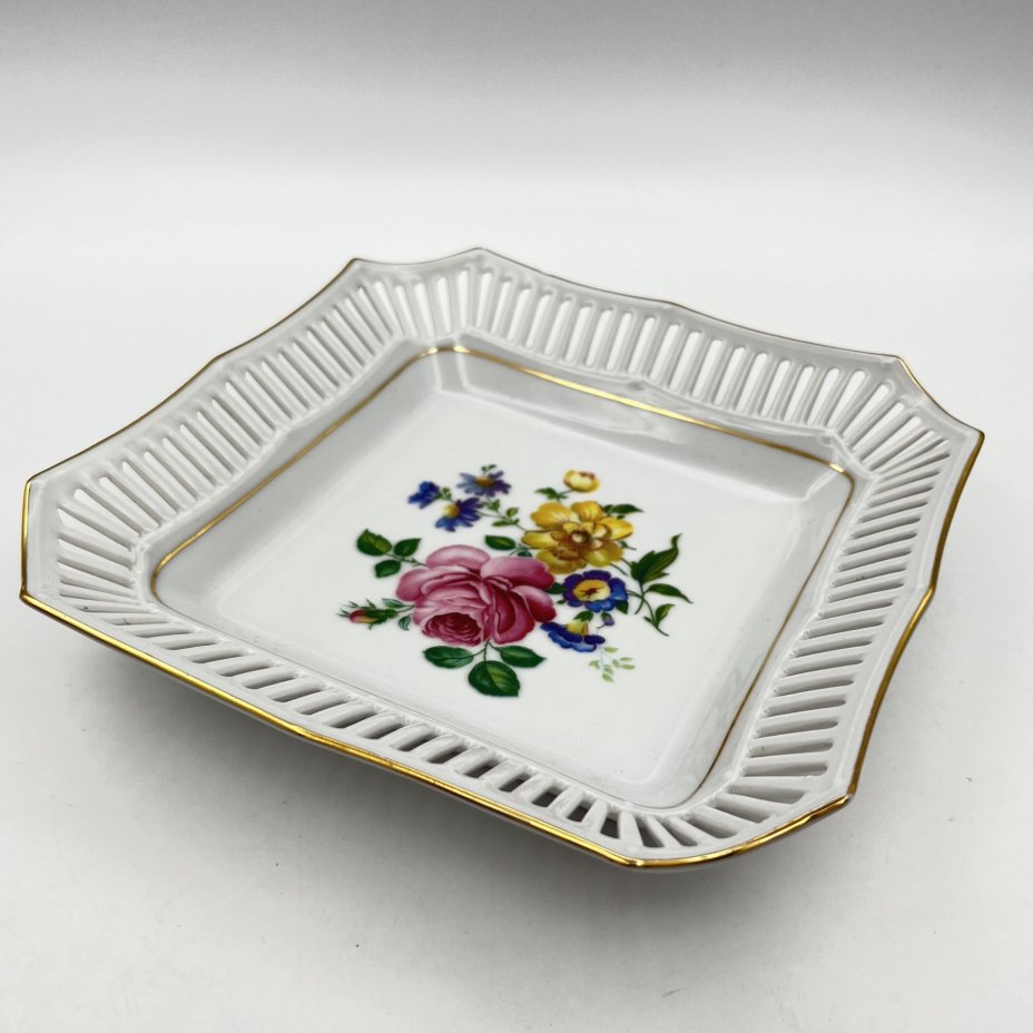 Сухарница с изображением цветочного букета, Schumann & Shreider Porcelain Factory (Schwarzenhammer, Bavaria, Germany), фарфор, деколь, золочение