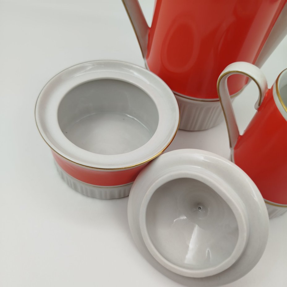 Сервиз кофейный в красно-белой гамме на 6 персон (15 предметов), фарфор, крытье, золочение, Kahla, ГДР, 1960-1990 гг.