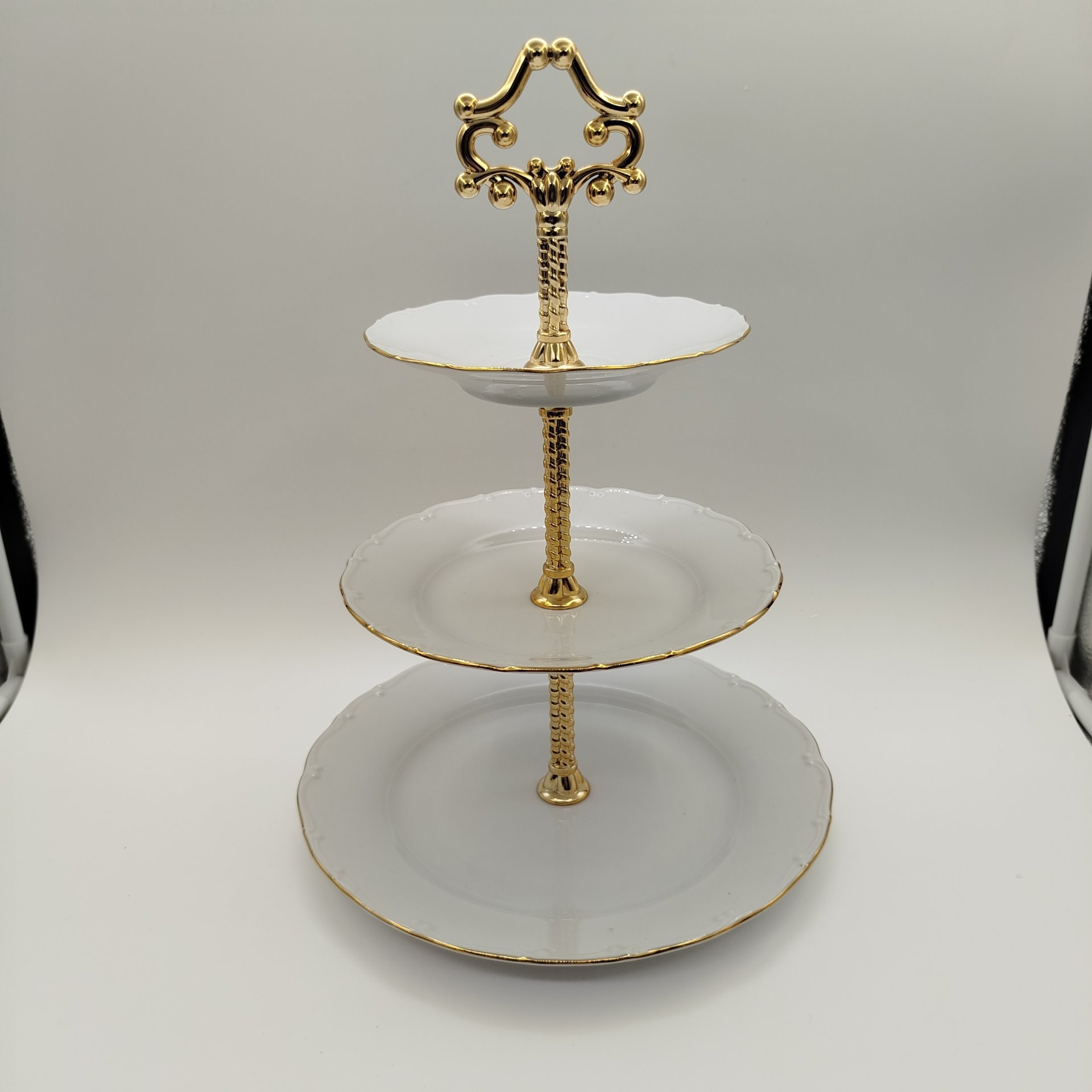 Конфетница - этажерка трехъярусная с фигурным кантом, фарфор, пластик, золочение, Moritz Zdekauer (MZ), Чехословакия, 1945-1970 гг.