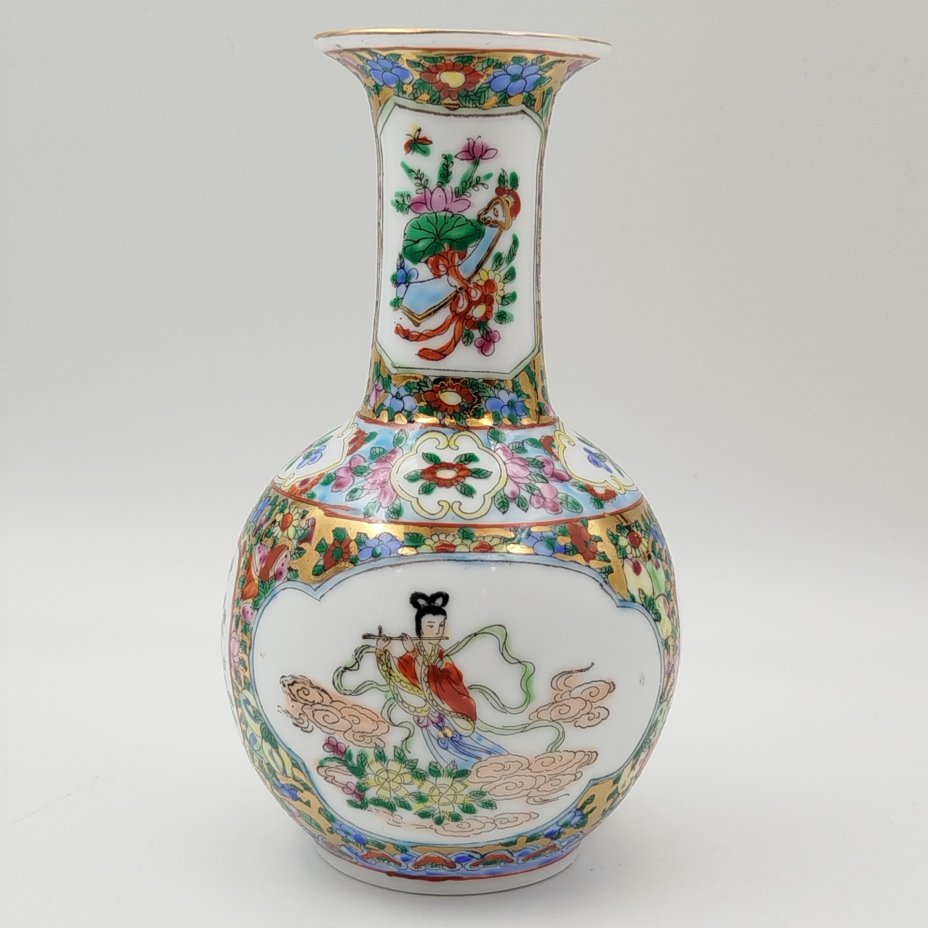 Миниатюрная ваза пузатой формы с сюжетом "Игра на флейте" и "Цветы и птицы" в резервах