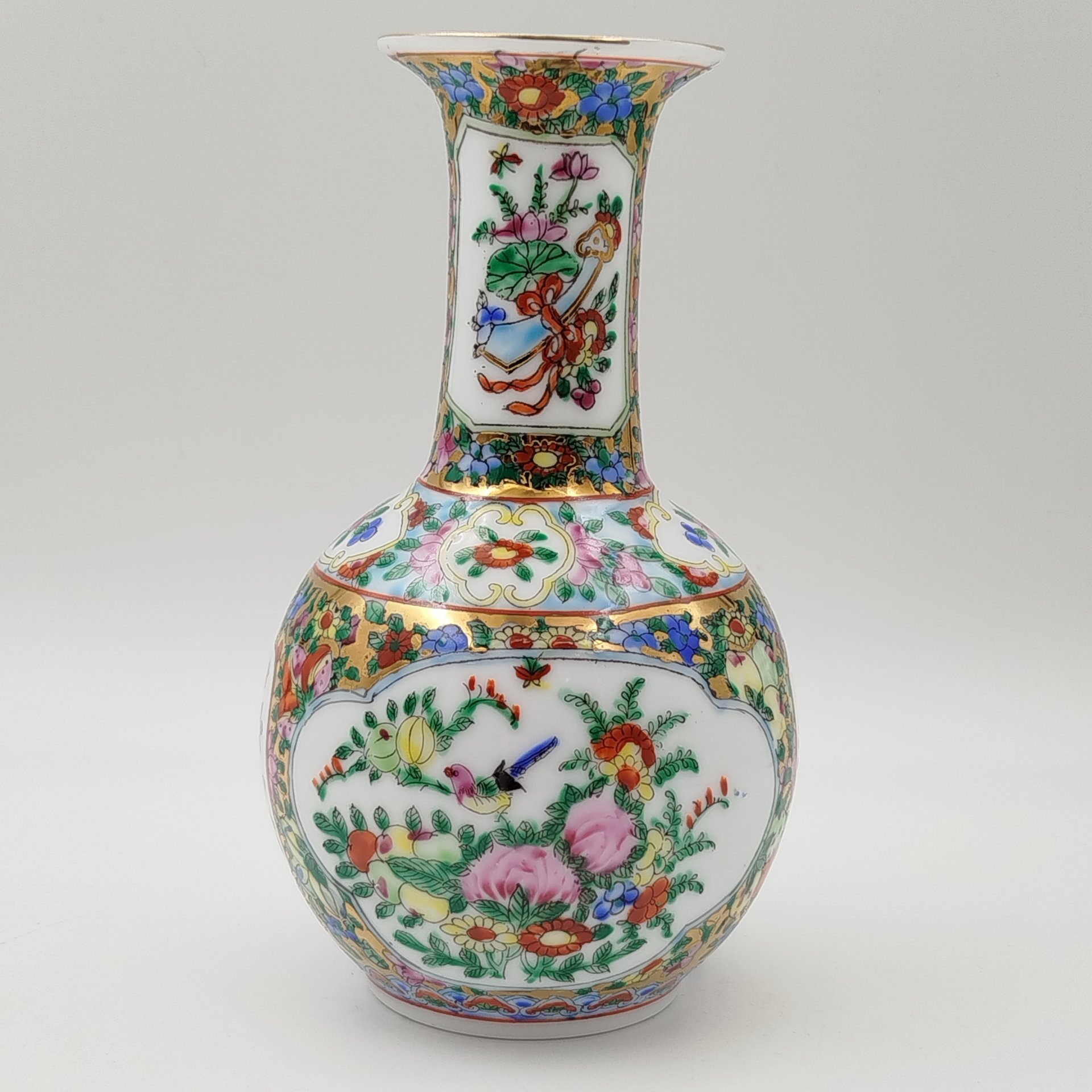 Миниатюрная ваза пузатой формы с сюжетом "Игра на флейте" и "Цветы и птицы" в резервах