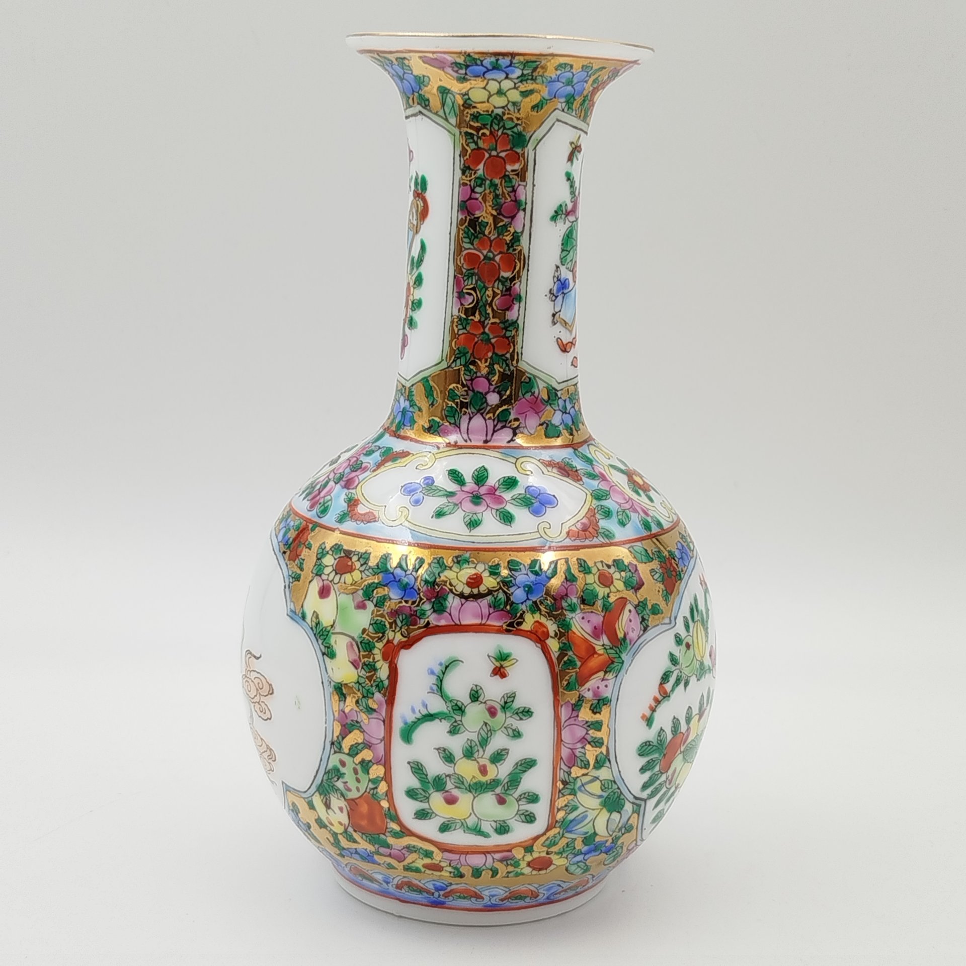 Миниатюрная ваза пузатой формы с сюжетом "Игра на флейте" и "Цветы и птицы" в резервах