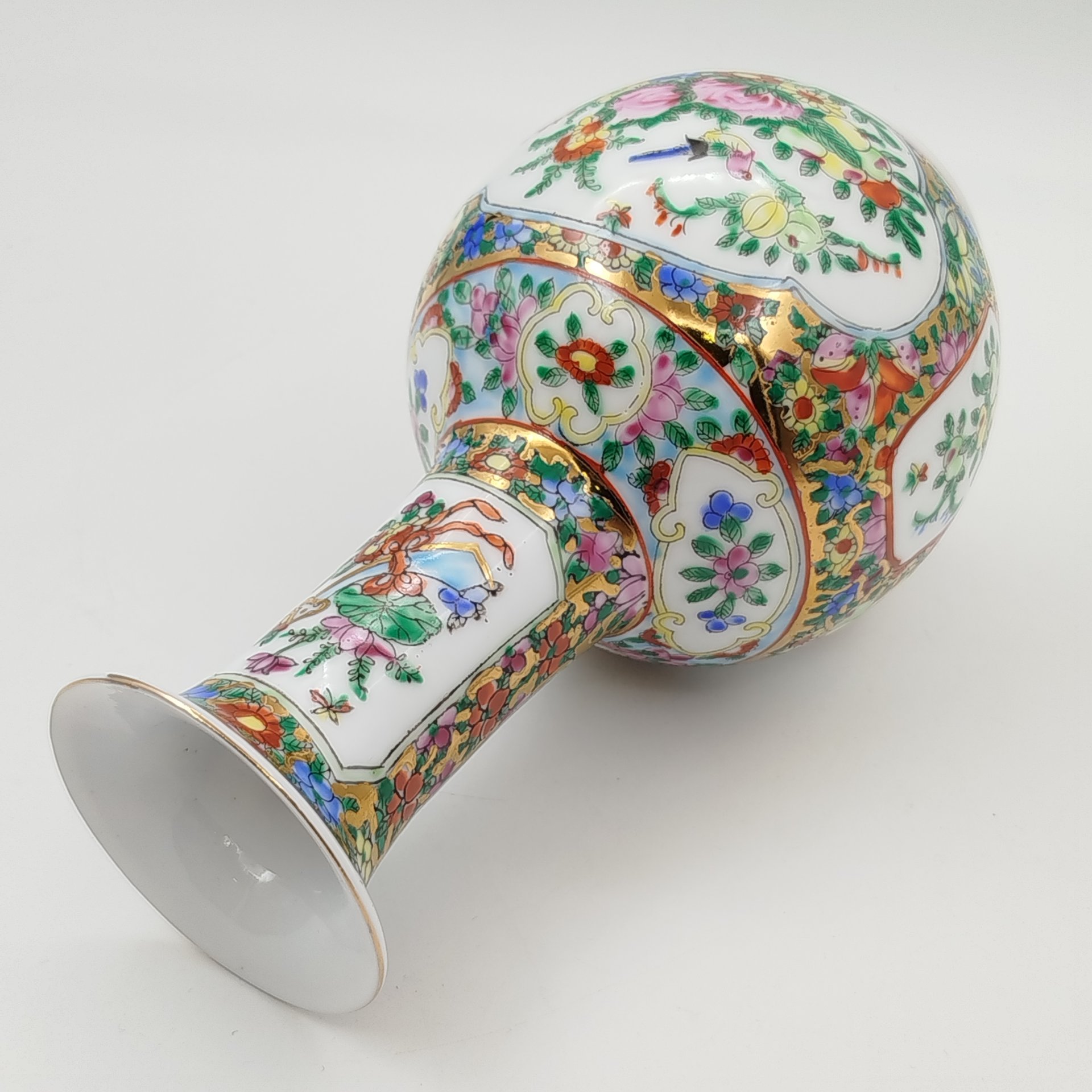 Миниатюрная ваза пузатой формы с сюжетом "Игра на флейте" и "Цветы и птицы" в резервах