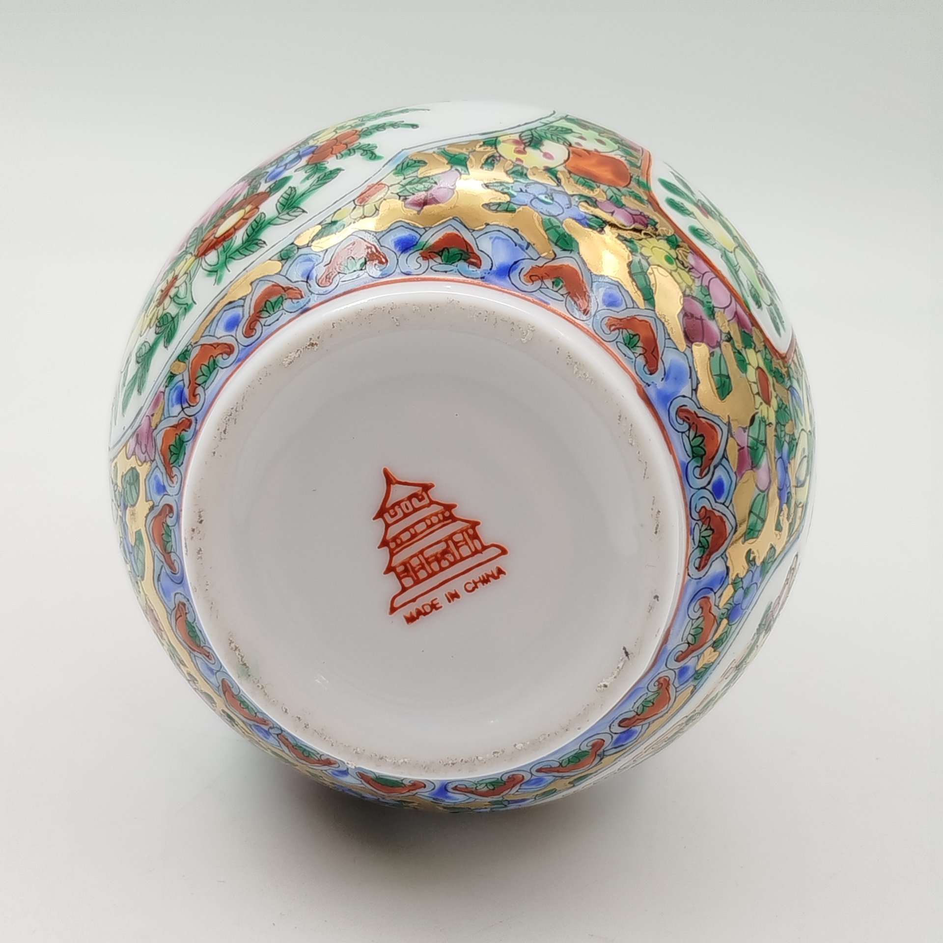 Миниатюрная ваза пузатой формы с сюжетом "Игра на флейте" и "Цветы и птицы" в резервах