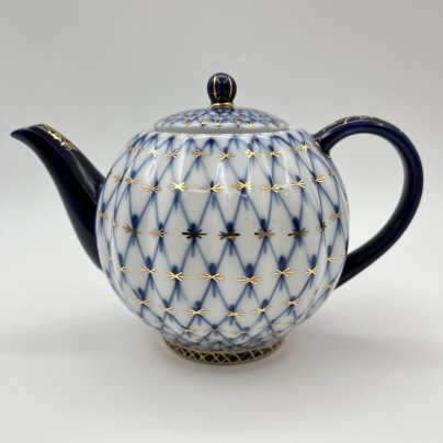 Чайник заварочный "Кобальтовая сетка", форма "Тюльпан", автор формы С.Е. Яковлева, автор рисунка А.А. Яцкевич, фарфор, деколь, золочение, Ленинградский фарфоровый завод (ЛФЗ), СССР, 1970-1992 гг.