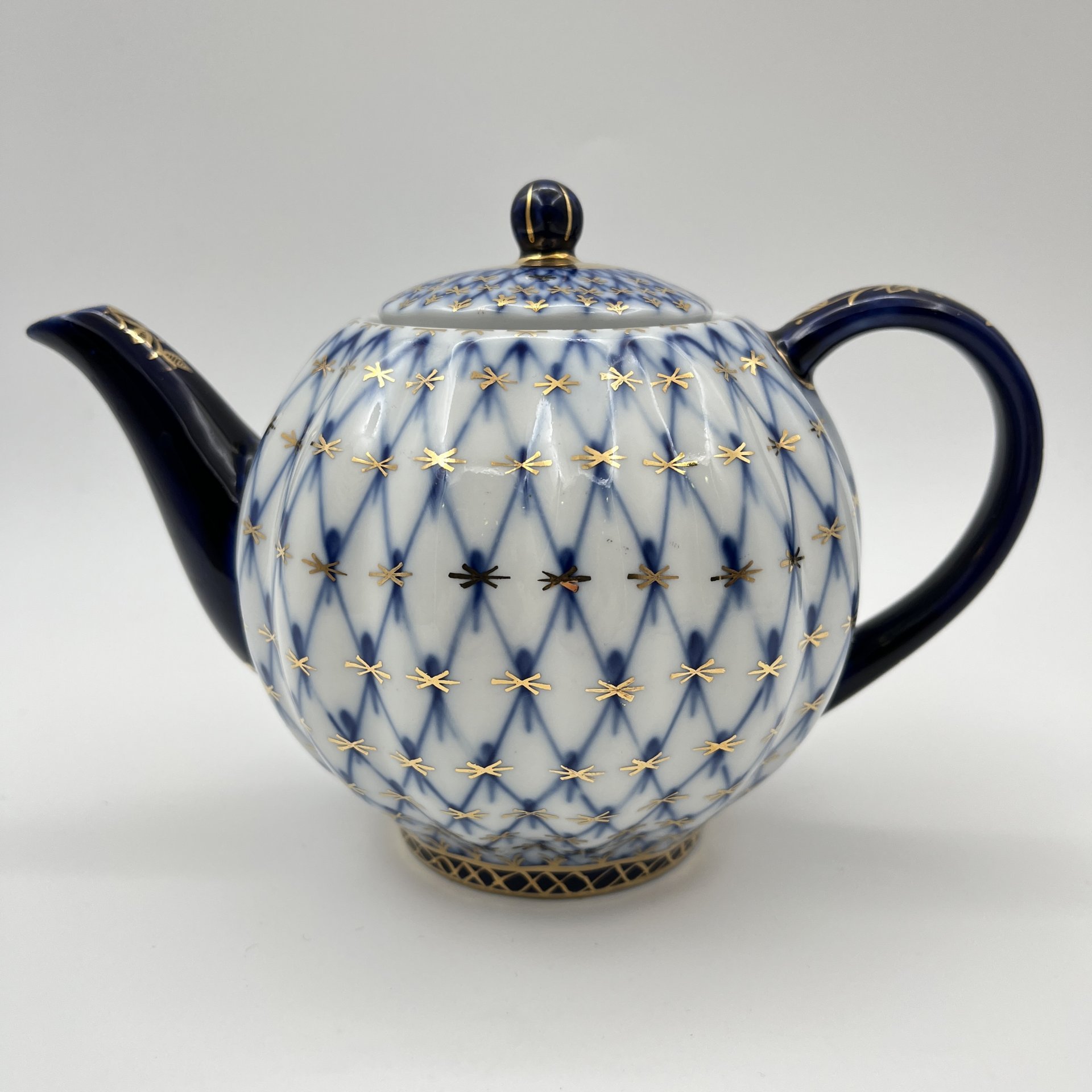 Чайник заварочный "Кобальтовая сетка", форма "Тюльпан", автор формы С.Е. Яковлева, автор рисунка А.А. Яцкевич, фарфор, деколь, золочение, Ленинградский фарфоровый завод (ЛФЗ), СССР, 1970-1992 гг.