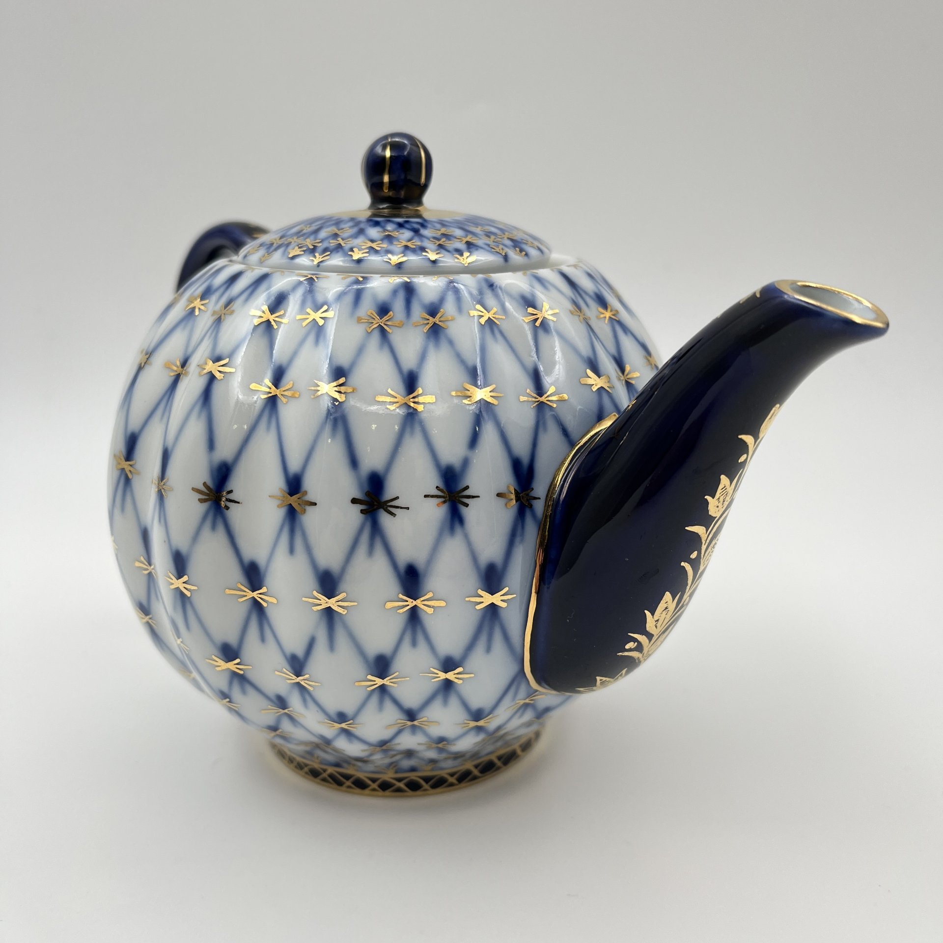 Чайник заварочный "Кобальтовая сетка", форма "Тюльпан", автор формы С.Е. Яковлева, автор рисунка А.А. Яцкевич, фарфор, деколь, золочение, Ленинградский фарфоровый завод (ЛФЗ), СССР, 1970-1992 гг.