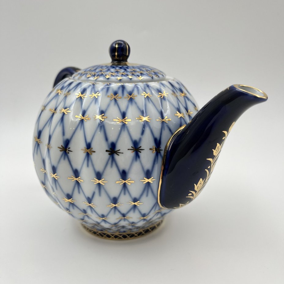 Чайник заварочный "Кобальтовая сетка", форма "Тюльпан", автор формы С.Е. Яковлева, автор рисунка А.А. Яцкевич, фарфор, деколь, золочение, Ленинградский фарфоровый завод (ЛФЗ), СССР, 1970-1992 гг.