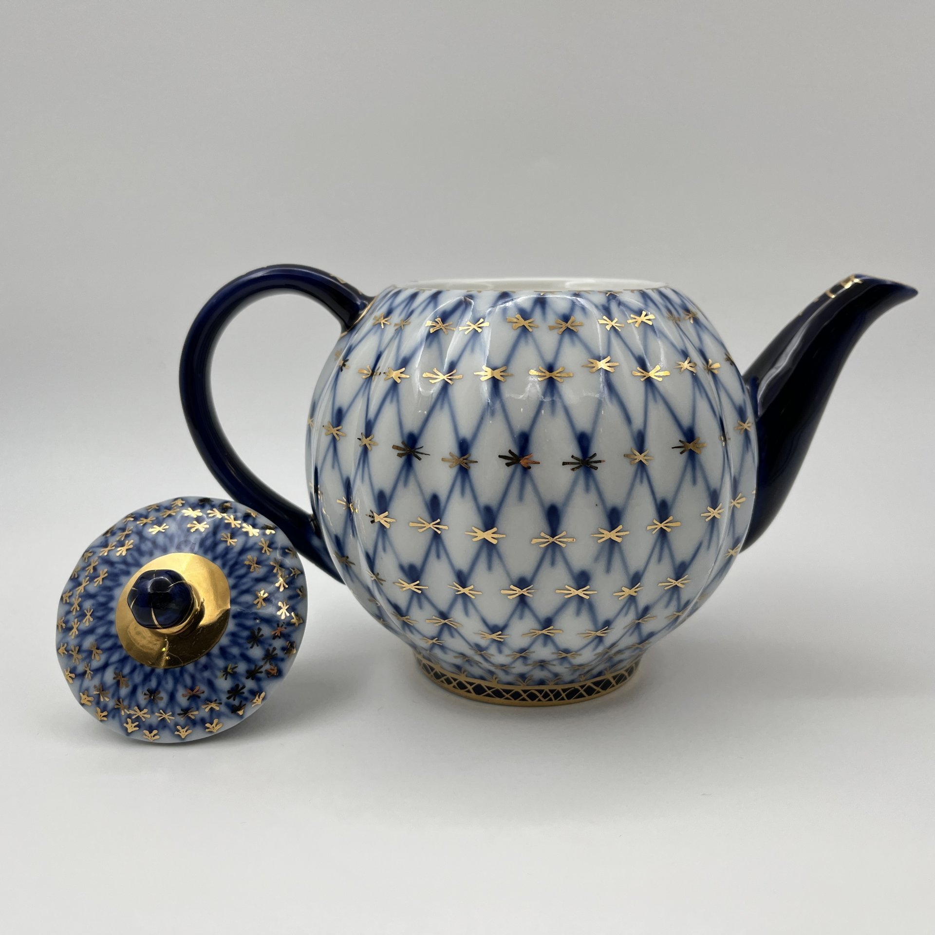 Чайник заварочный "Кобальтовая сетка", форма "Тюльпан", автор формы С.Е. Яковлева, автор рисунка А.А. Яцкевич, фарфор, деколь, золочение, Ленинградский фарфоровый завод (ЛФЗ), СССР, 1970-1992 гг.