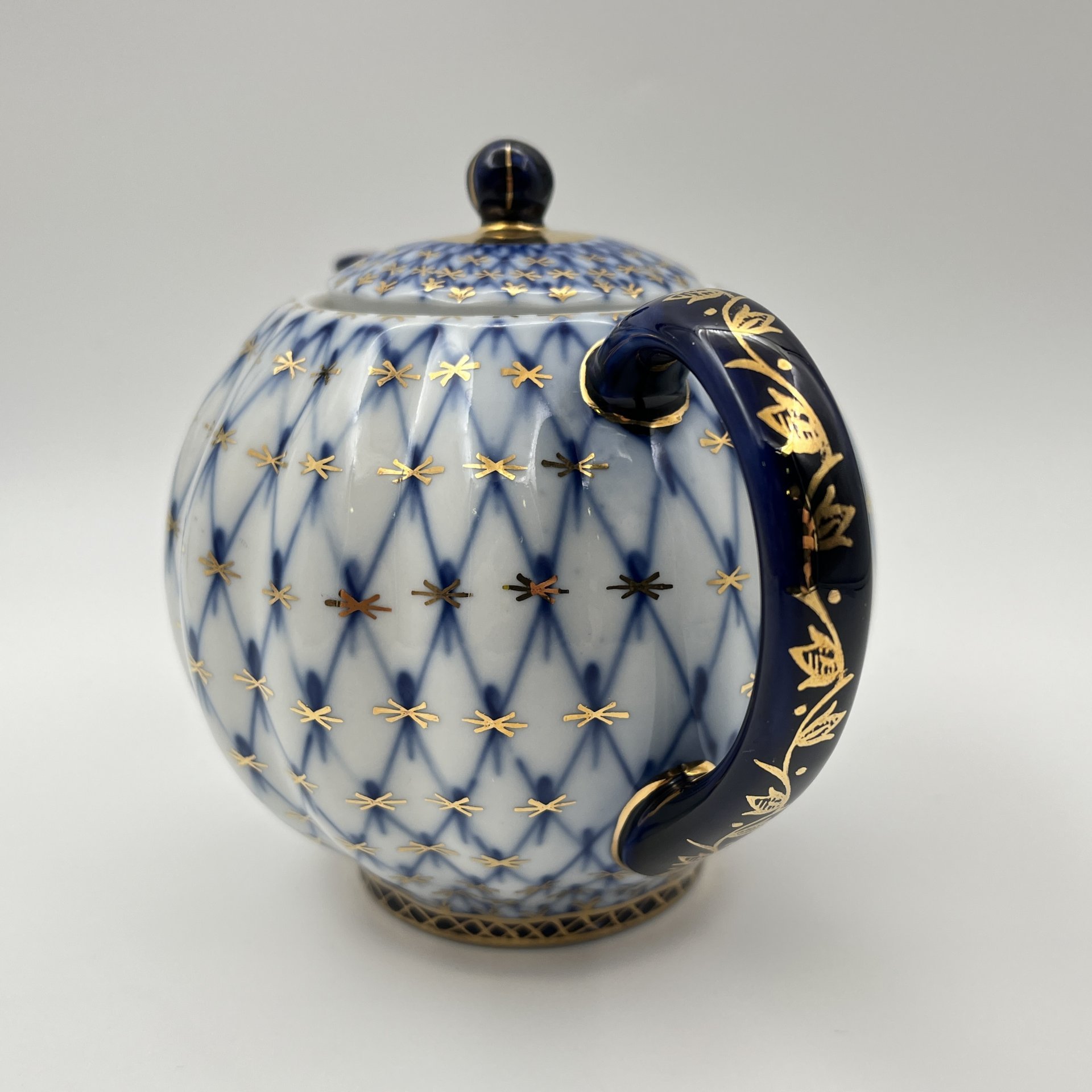 Чайник заварочный "Кобальтовая сетка", форма "Тюльпан", автор формы С.Е. Яковлева, автор рисунка А.А. Яцкевич, фарфор, деколь, золочение, Ленинградский фарфоровый завод (ЛФЗ), СССР, 1970-1992 гг.