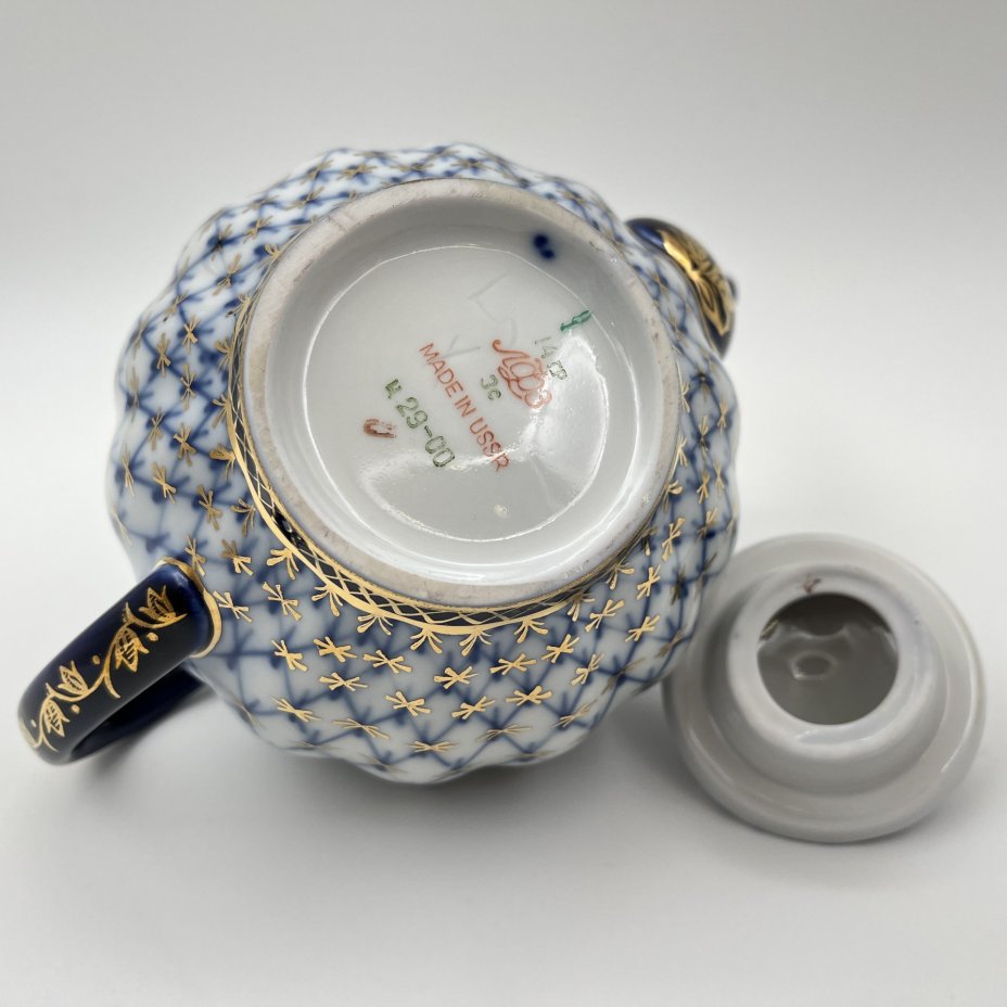 Чайник заварочный "Кобальтовая сетка", форма "Тюльпан", автор формы С.Е. Яковлева, автор рисунка А.А. Яцкевич, фарфор, деколь, золочение, Ленинградский фарфоровый завод (ЛФЗ), СССР, 1970-1992 гг.