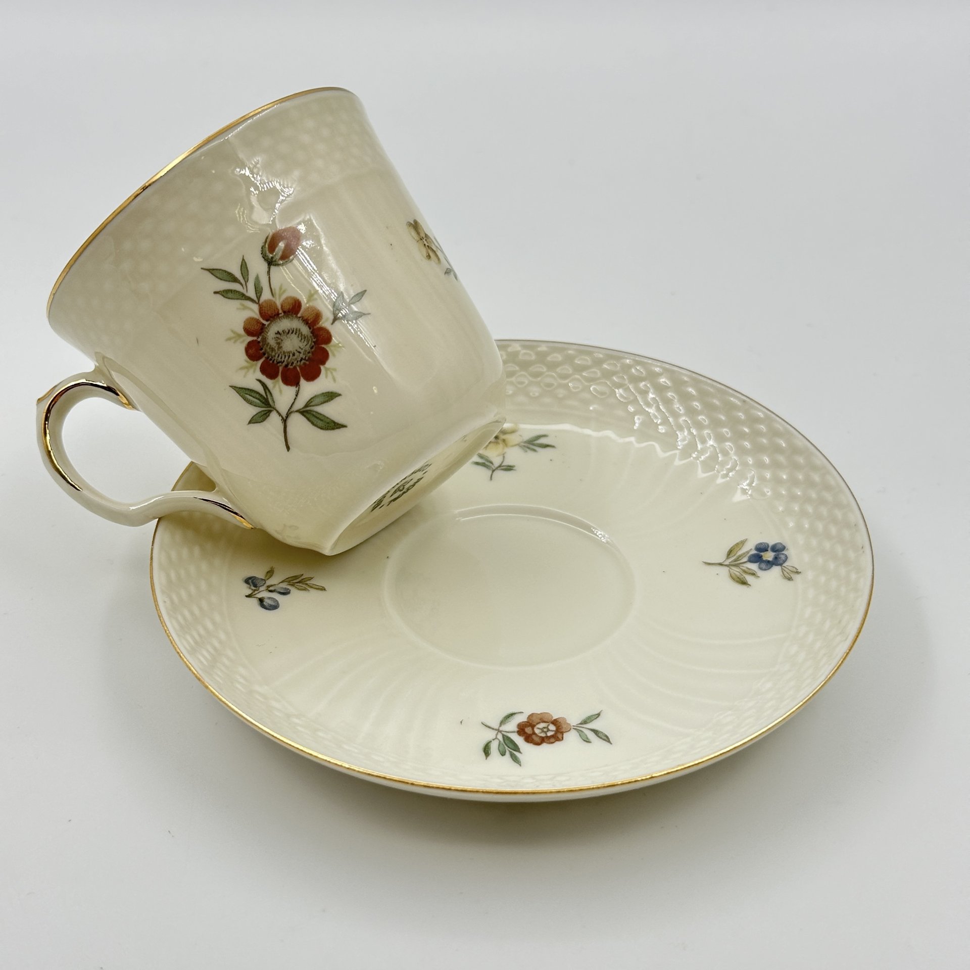 Пара кофейная с цветочным декором, фарфор, деколь, золочение, Royal Copenhagen, Дания, 1951-1952 гг., Royal Copenhagen