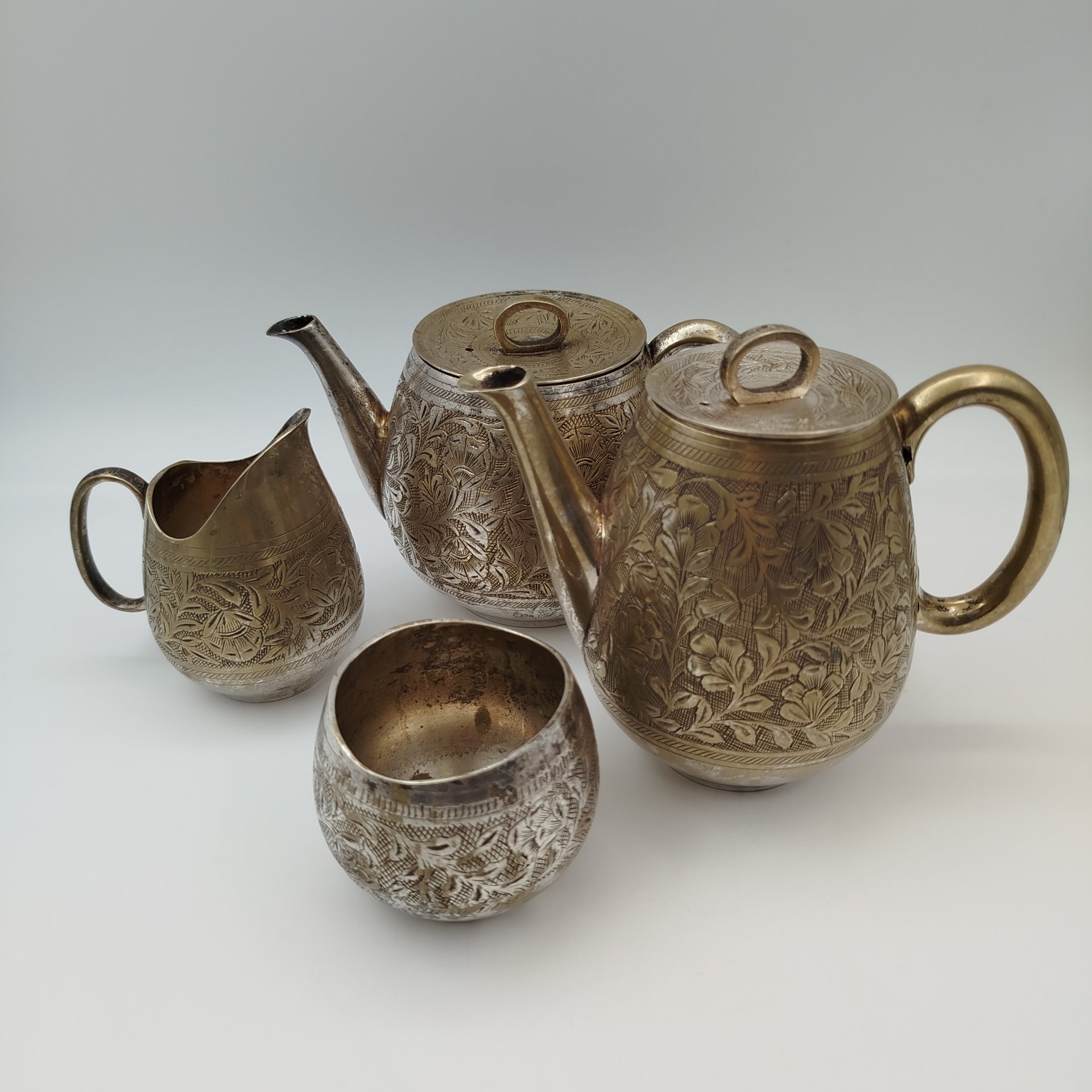Набор чайно-кофейный с растительным декором в восточном стиле (чайник, кофейник, молочник, сахарница), латунь, гравировка, Индия, 1970-1990 гг.