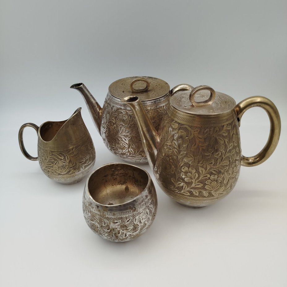 Набор чайно-кофейный с растительным декором в восточном стиле (чайник, кофейник, молочник, сахарница), латунь, гравировка, Индия, 1970-1990 гг.