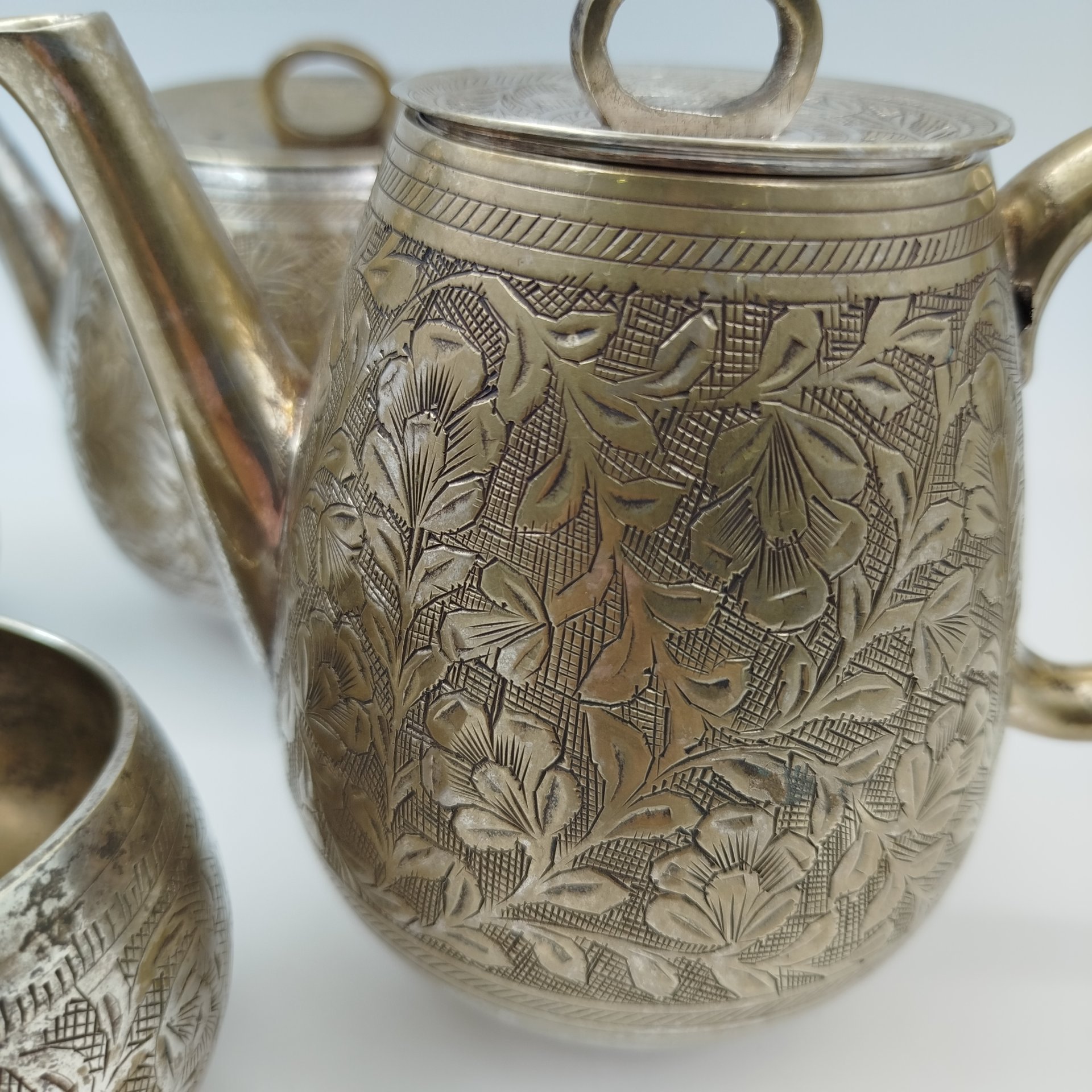 Набор чайно-кофейный с растительным декором в восточном стиле (чайник, кофейник, молочник, сахарница), латунь, гравировка, Индия, 1970-1990 гг.