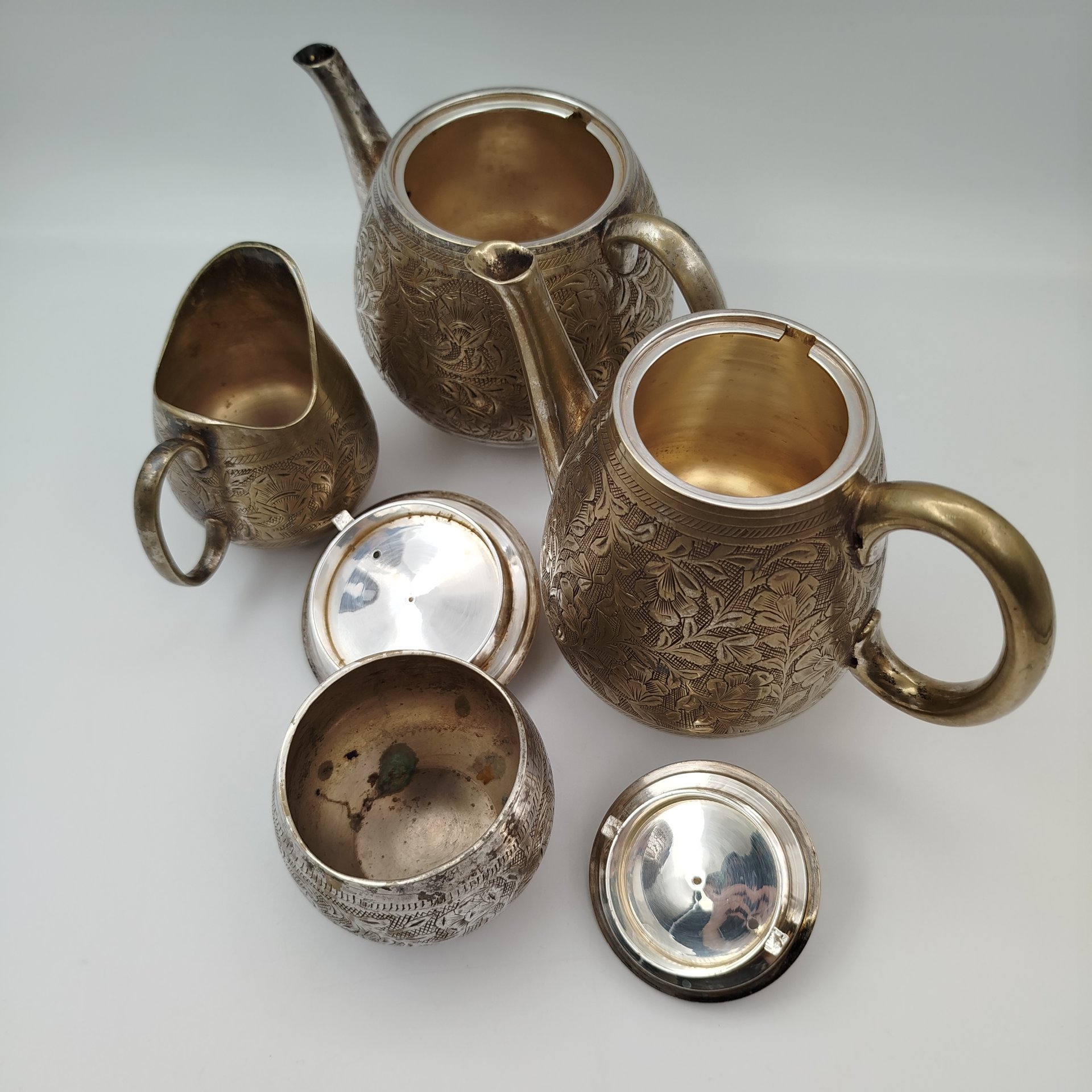 Набор чайно-кофейный с растительным декором в восточном стиле (чайник, кофейник, молочник, сахарница), латунь, гравировка, Индия, 1970-1990 гг.