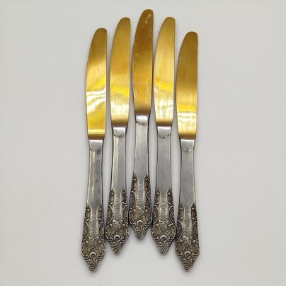 Набор из 5-ти столовых ножей, украшенных растительным декором, нержавеющая сталь, золочение, Павловский завод художественных металлоизделий им. С.М. Кирова, СССР