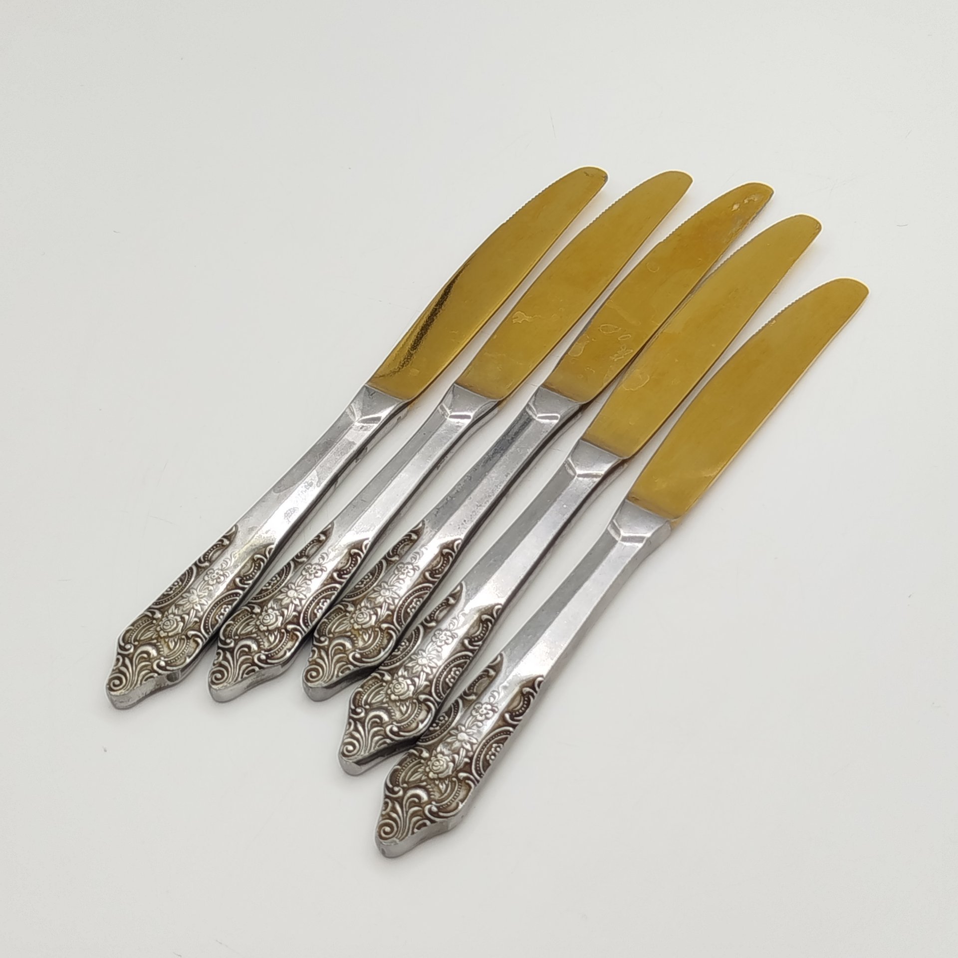 Набор из 5-ти столовых ножей, украшенных растительным декором, нержавеющая сталь, золочение, Павловский завод художественных металлоизделий им. С.М. Кирова, СССР