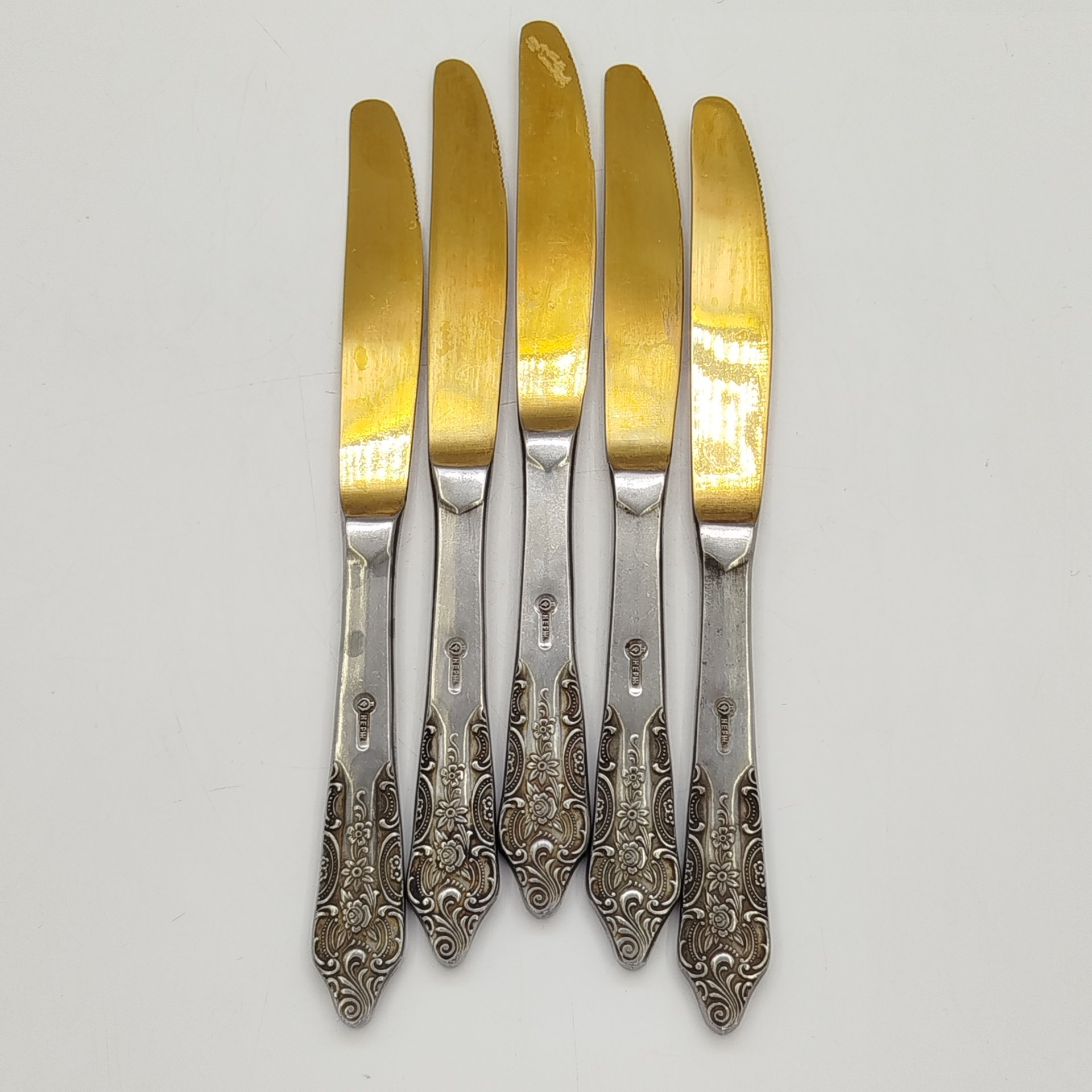 Набор из 5-ти столовых ножей, украшенных растительным декором, нержавеющая сталь, золочение, Павловский завод художественных металлоизделий им. С.М. Кирова, СССР