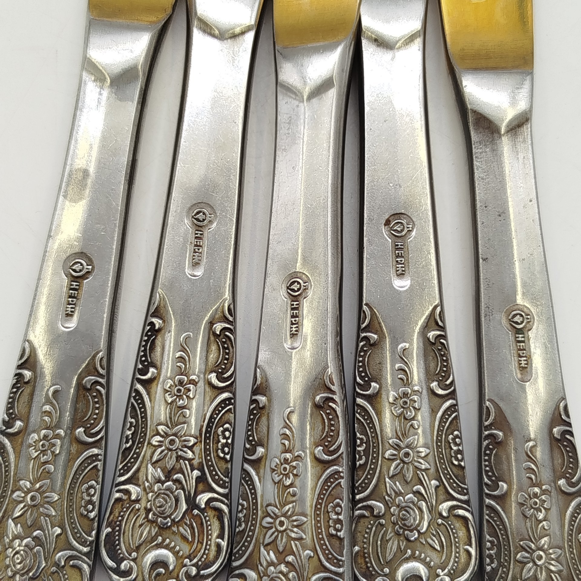 Набор из 5-ти столовых ножей, украшенных растительным декором, нержавеющая сталь, золочение, Павловский завод художественных металлоизделий им. С.М. Кирова, СССР