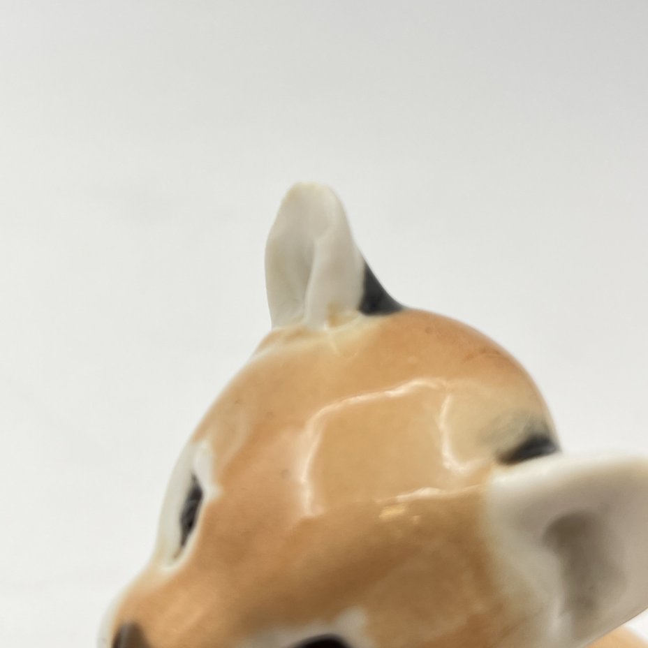 Статуэтка "Львенок сидящий", скульптор Воробьев Б.Я., фарфор, роспись, Ленинградский фарфоровый завод (ЛФЗ), СССР, 1970-1990 гг.