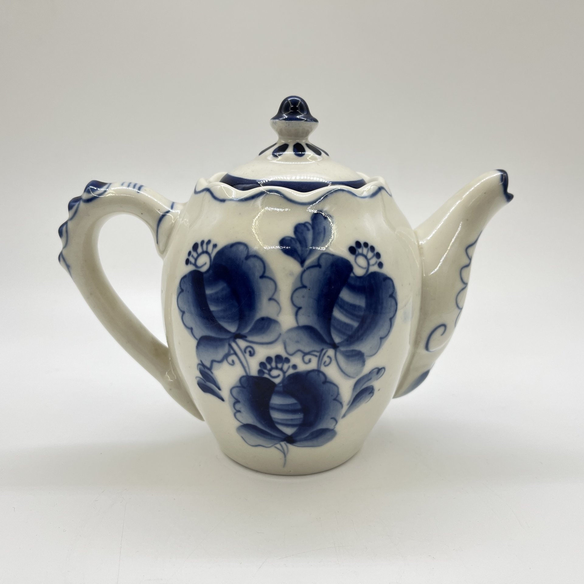 Чайник заварочный с цветочным декором, фарфор, роспись, Объединение «Гжель», СССР, 1972-1985 гг.