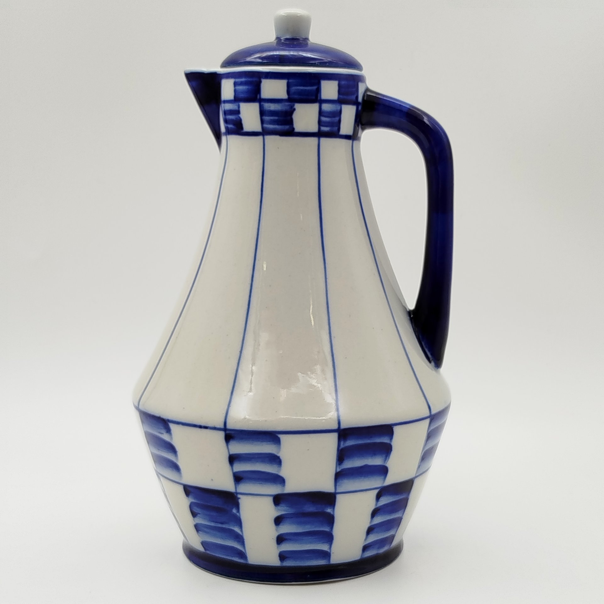 Графин/кувшин с геометрическим орнаментом, фарфор, роспись, Турыгинский фарфоровый завод артели «Художественная керамика» (Гжель), СССР, 1960-1972 гг.