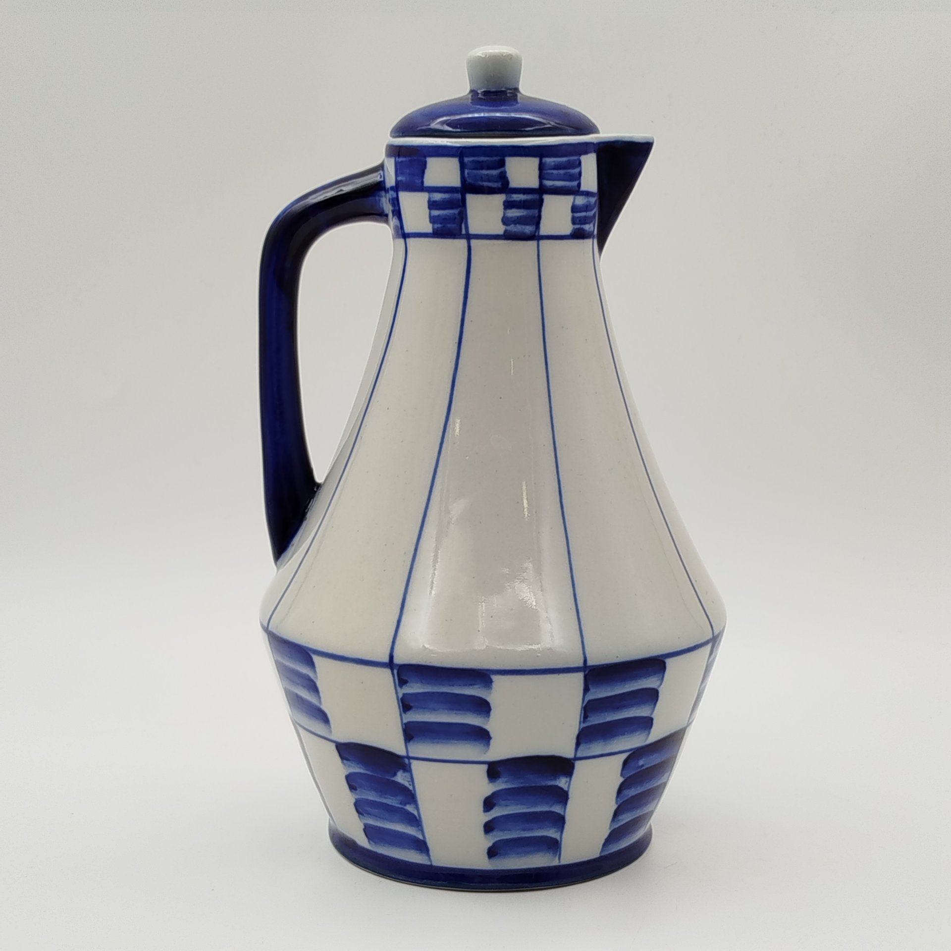 Графин/кувшин с геометрическим орнаментом, фарфор, роспись, Турыгинский фарфоровый завод артели «Художественная керамика» (Гжель), СССР, 1960-1972 гг.