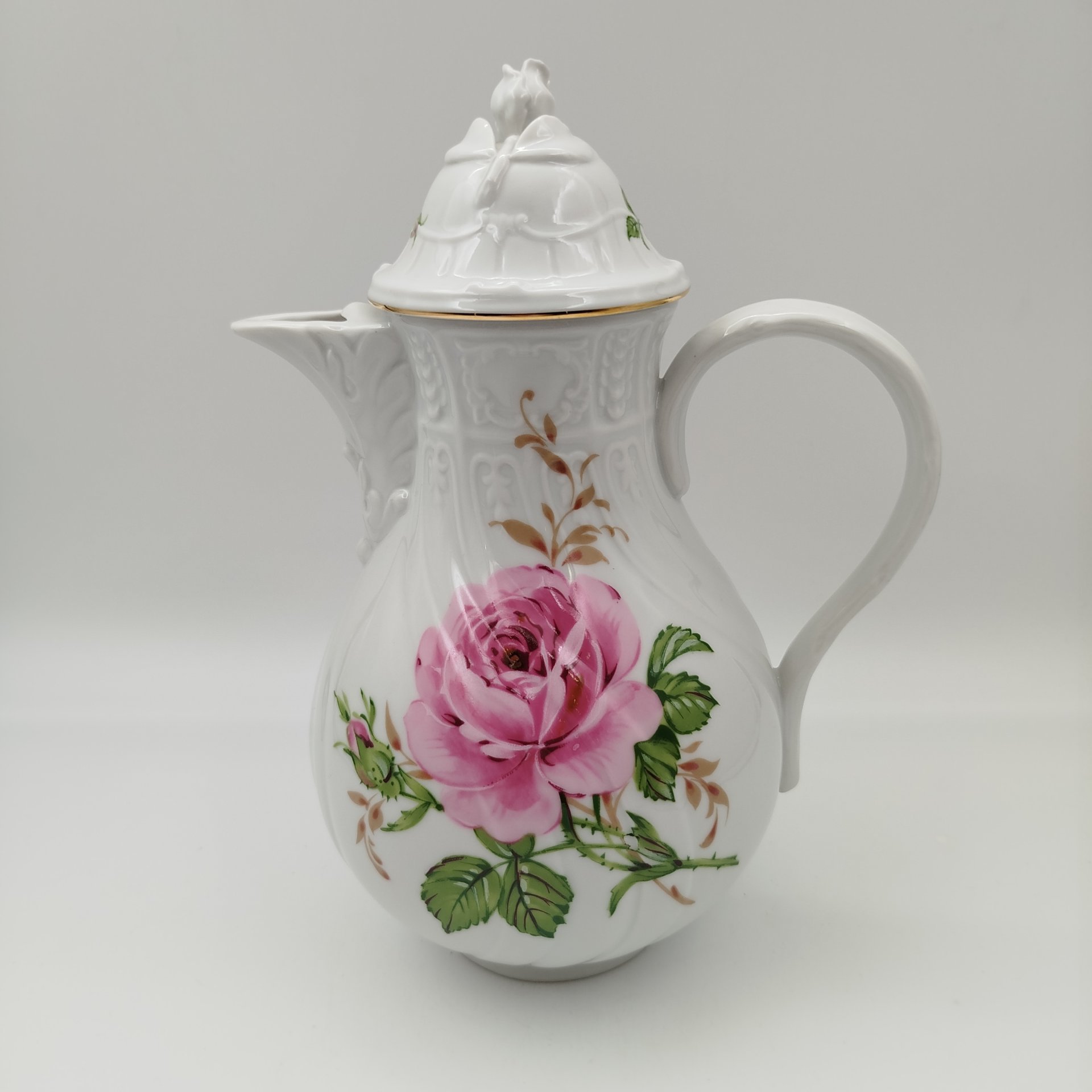Кофейник, украшенный изображением роз, фарфор, деколь, золочение, Pirkenhammer, Чехия, 1993-2010 гг.